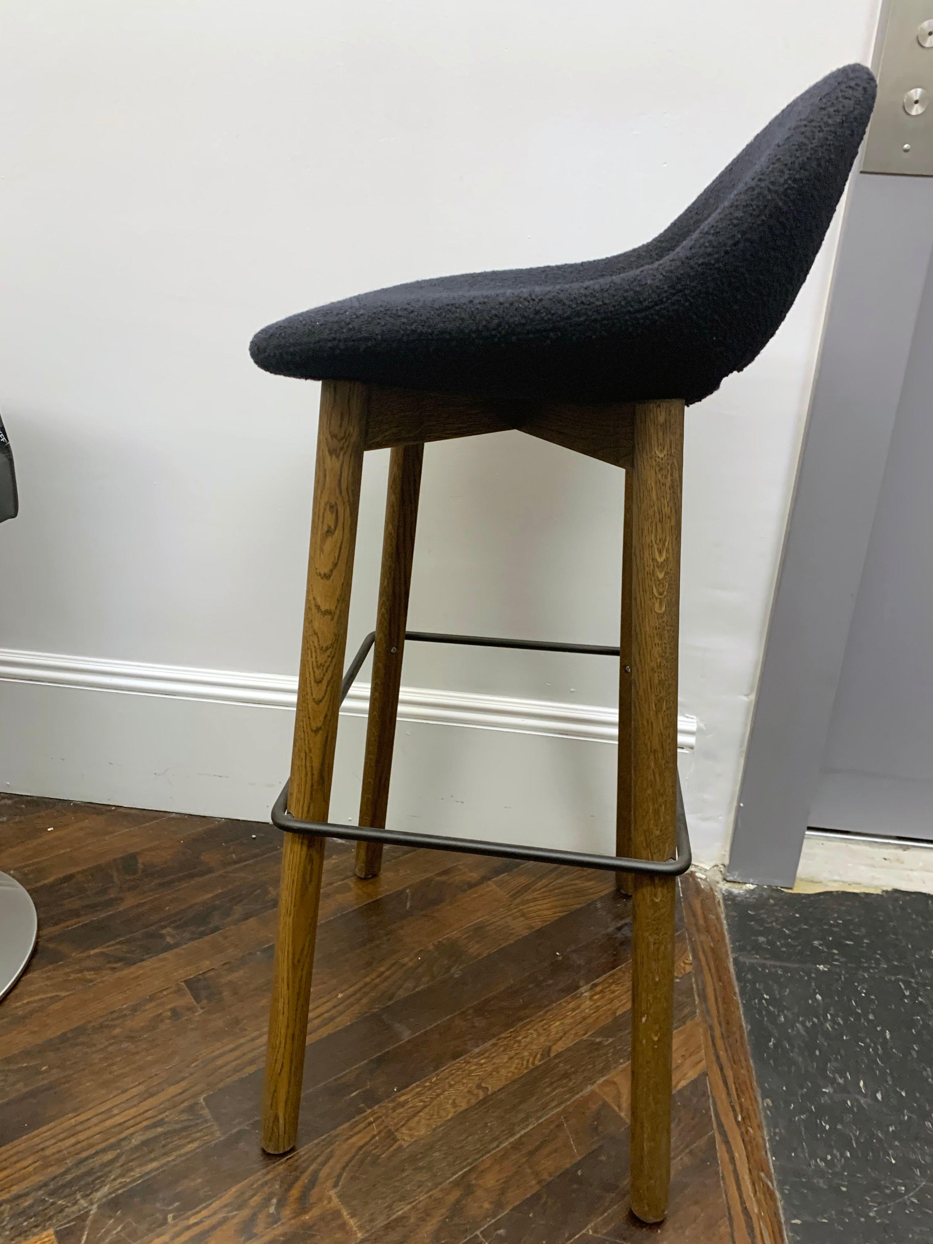 Artifort Juego de tres taburetes de bar Beso negros con patas de madera by Khodi Feiz Tela en venta