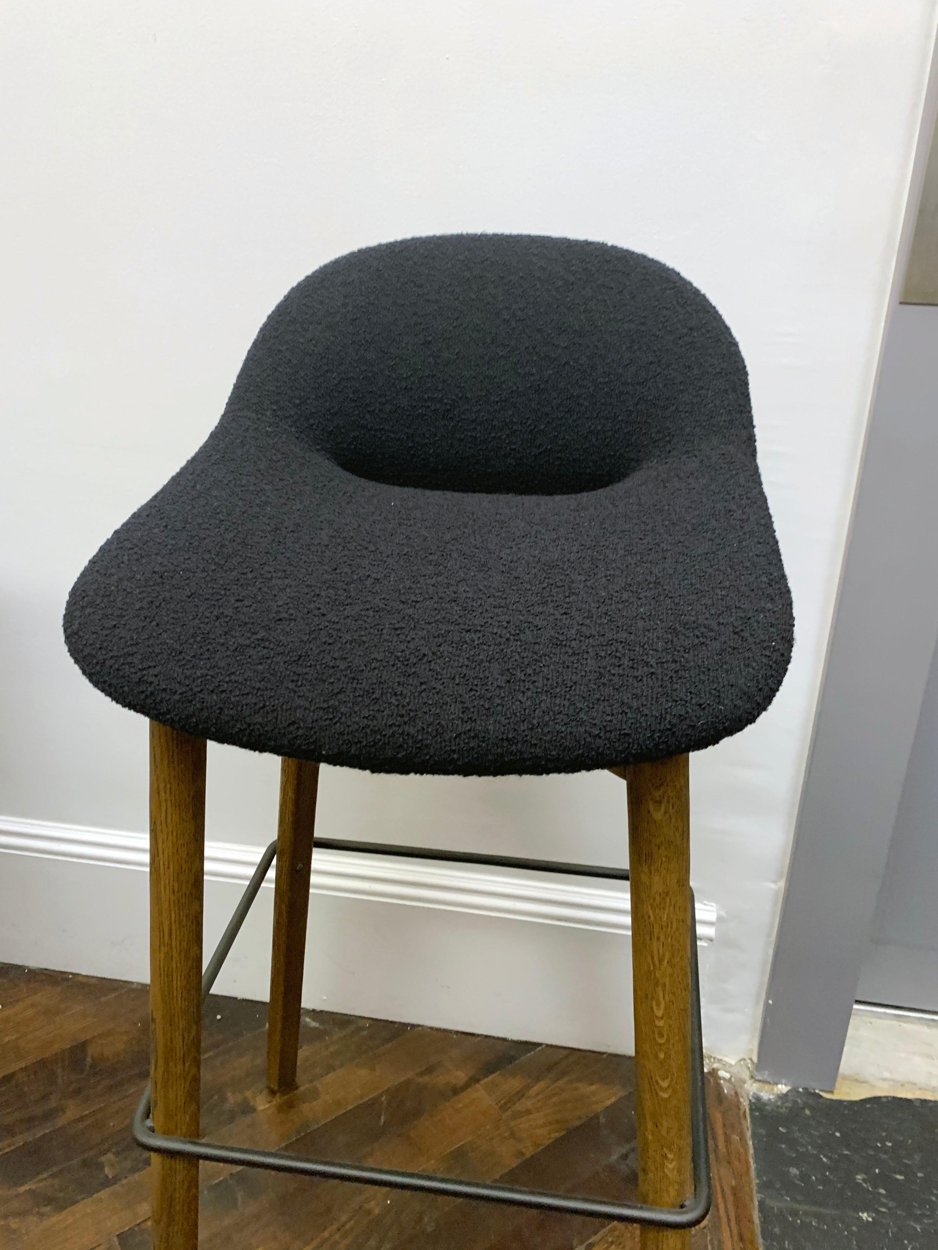 Artifort Juego de tres taburetes de bar Beso negros con patas de madera by Khodi Feiz en venta 1