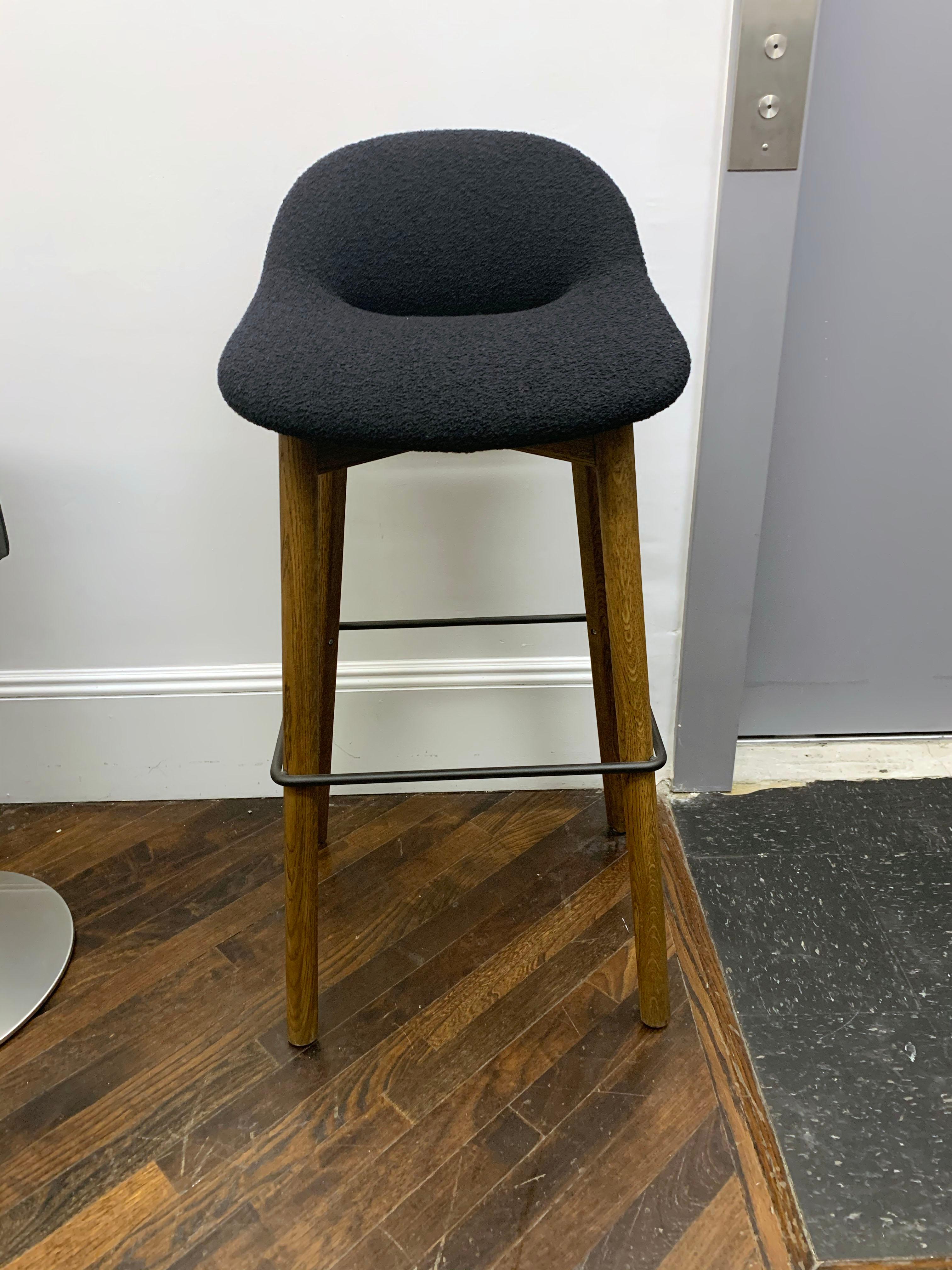 Artifort Juego de tres taburetes de bar Beso negros con patas de madera by Khodi Feiz en venta 3
