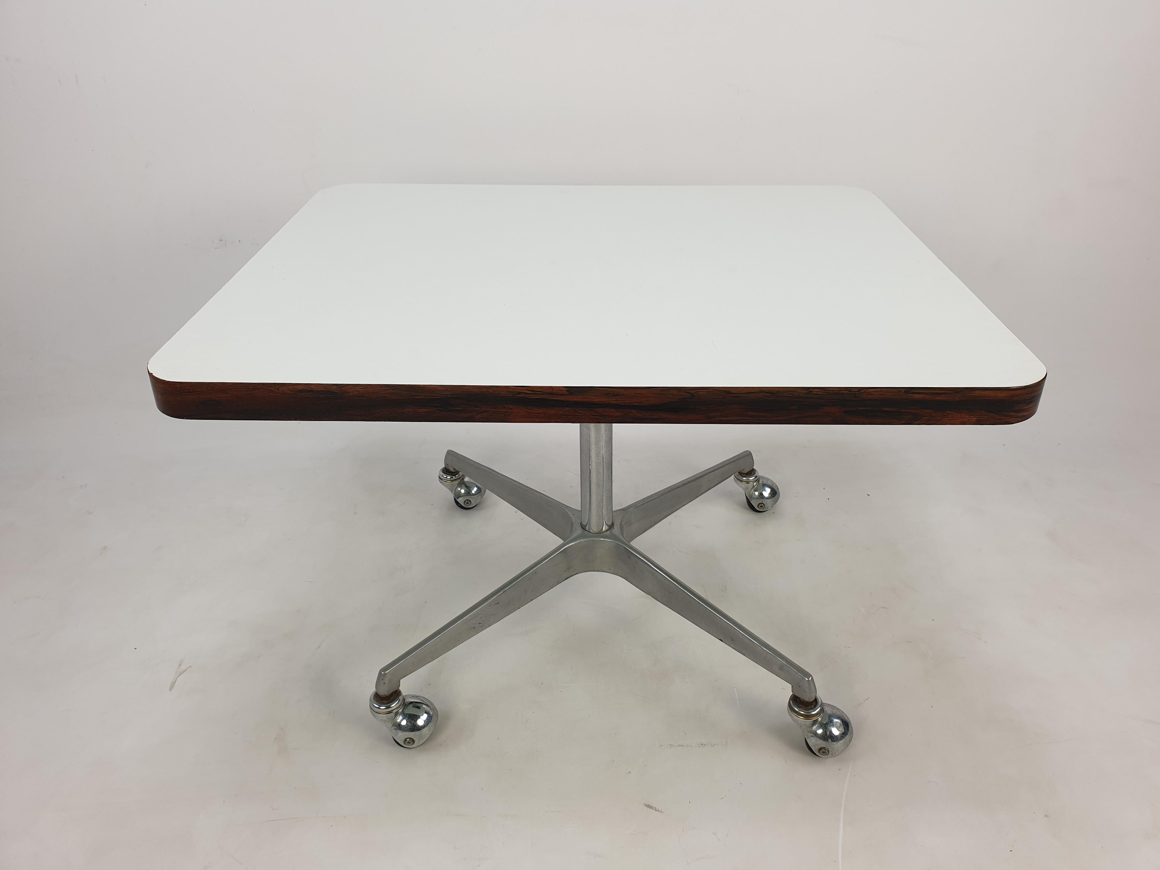 Very nice side table or coffee table, fabricated by Artifort in the 70's.

4 wheels with a metal structure and a wooden laminated plate.
This solid and high quality table is made with the best materials. 

The wooden laminated plate is in very good