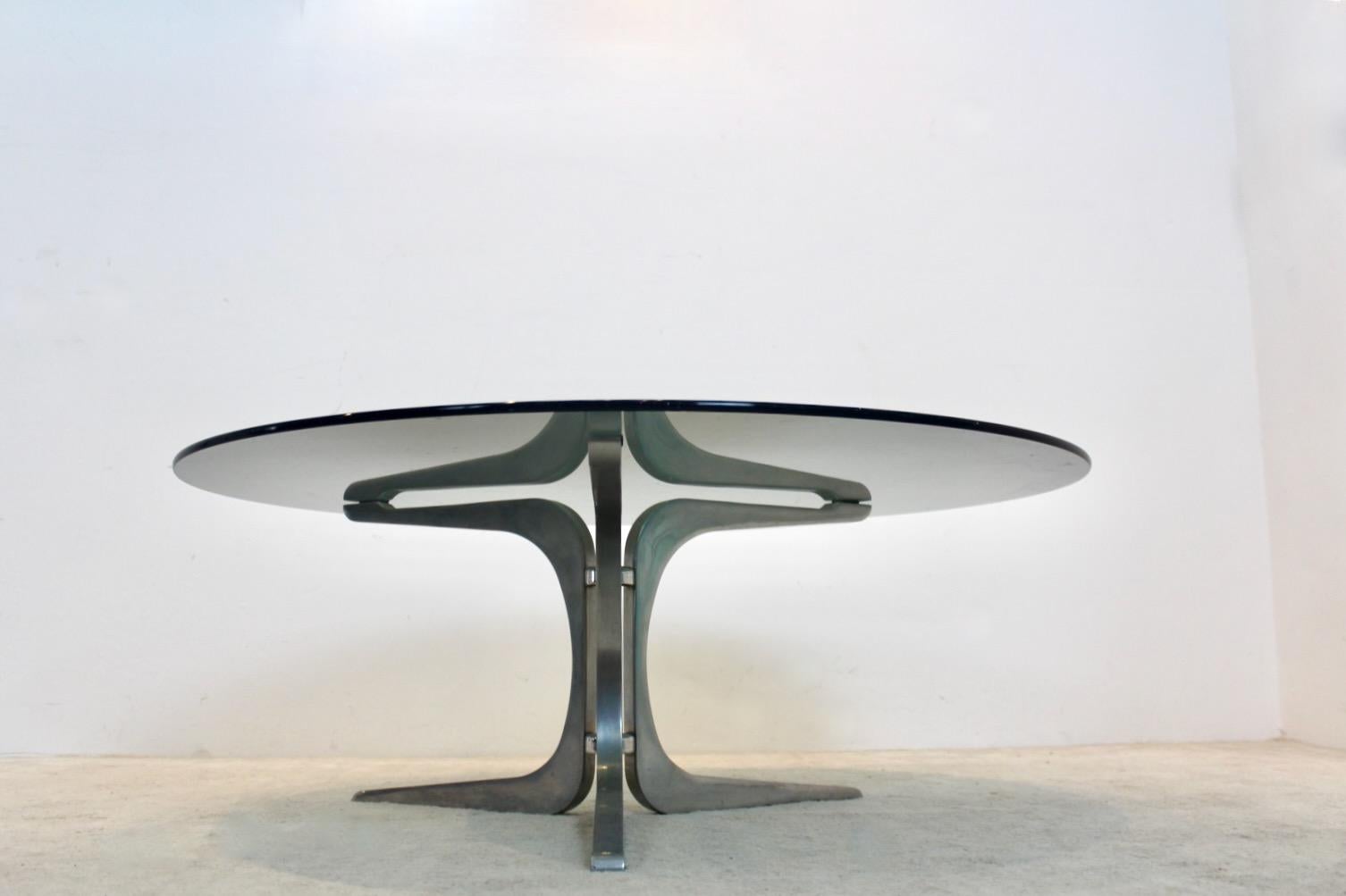 Artifort Smoked Glass and Aluminum Round Coffee Table In Good Condition For Sale In Voorburg, NL