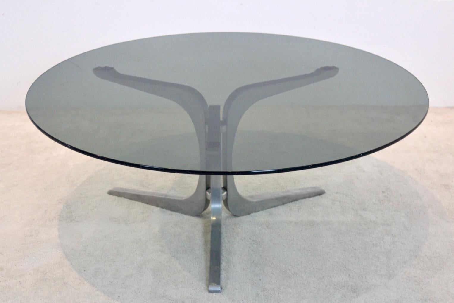 20th Century Artifort Smoked Glass and Aluminum Round Coffee Table For Sale