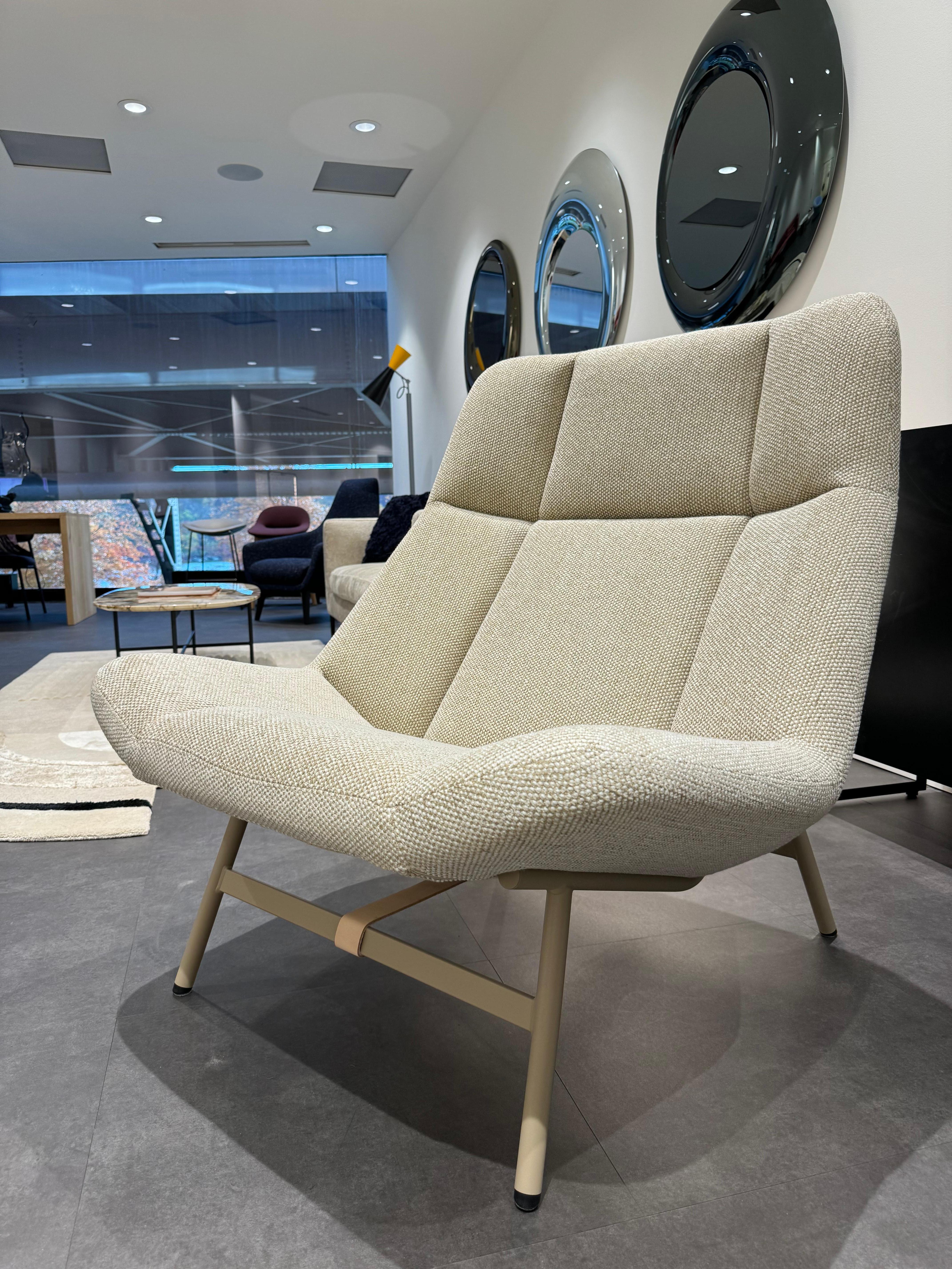 Soft Facet lounge chair
Upholstered in Safire (DD) 0014
- Powdercoat colour P33 / Grey Beige RAL
1019 (structure)

Design by Scholten & Baijings
Soft Facet is a comfortable, inviting lounge armchair with a distinctive richness of detail. Its open,