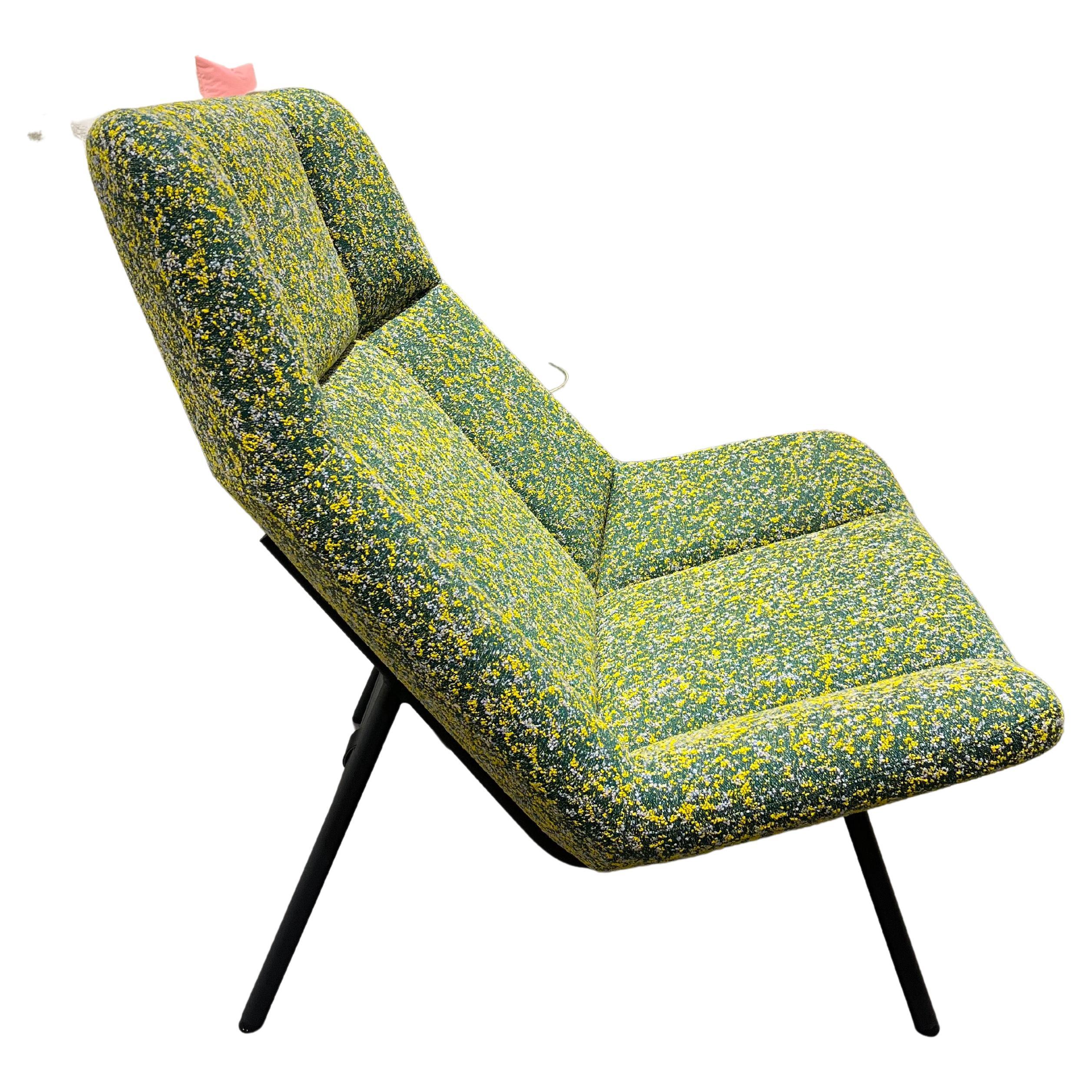 Soft Facet lounge chair
Frame: Matt black P10
fabric: Atom #0964 Green

Design by Scholten & Baijings
Soft Facet is a comfortable, inviting lounge armchair with a distinctive richness of detail. Its open, welcoming form feels like a soft