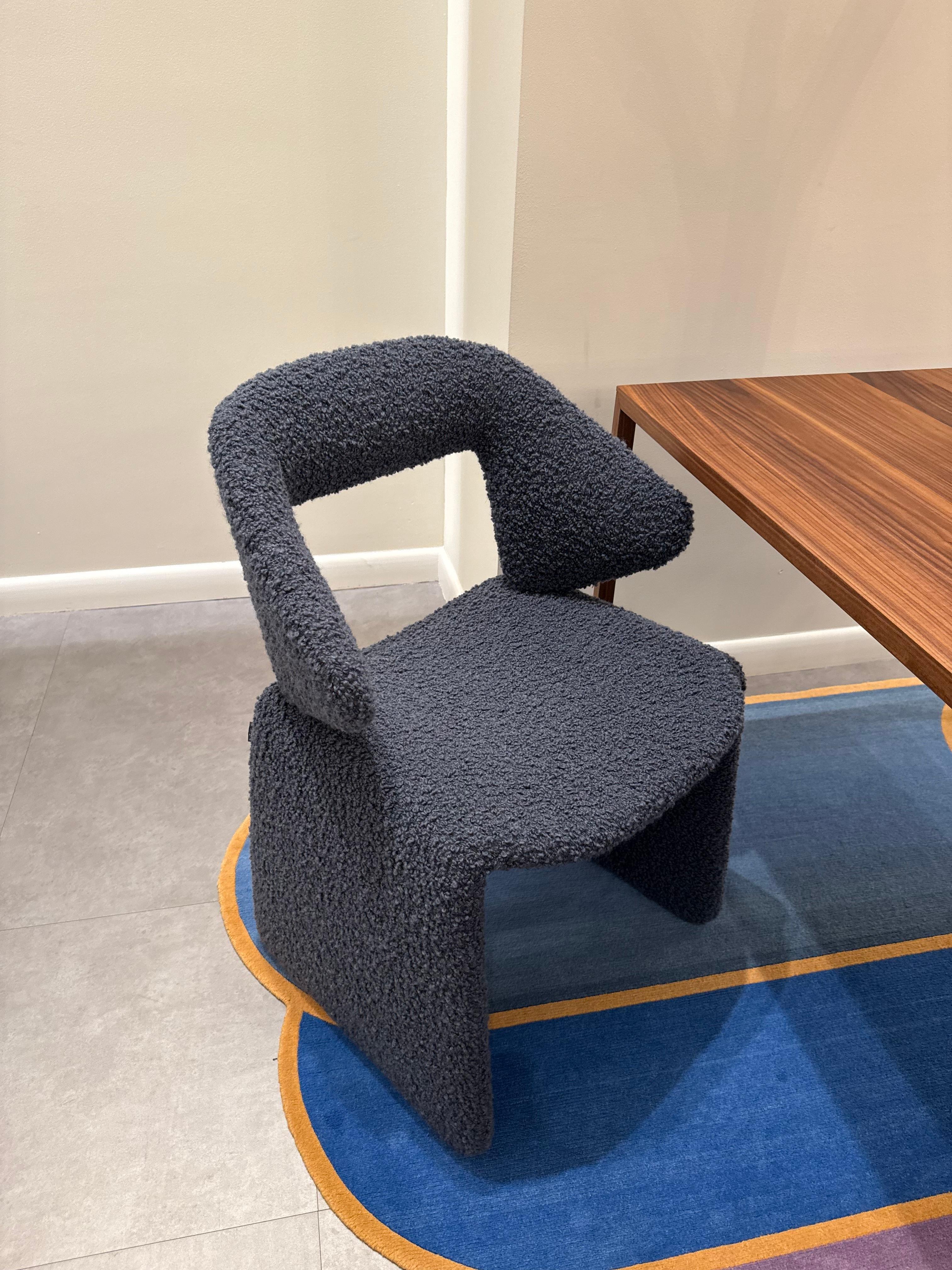 Tessuto COM Dedar
NIMBUS T21007/010 


(1xDC)


Non c'è niente di meglio che fare una buona prima impressione che combini l'eleganza professionale con una personalità individuale. Con la sedia Suit completamente imbottita, Monica Förster introduce