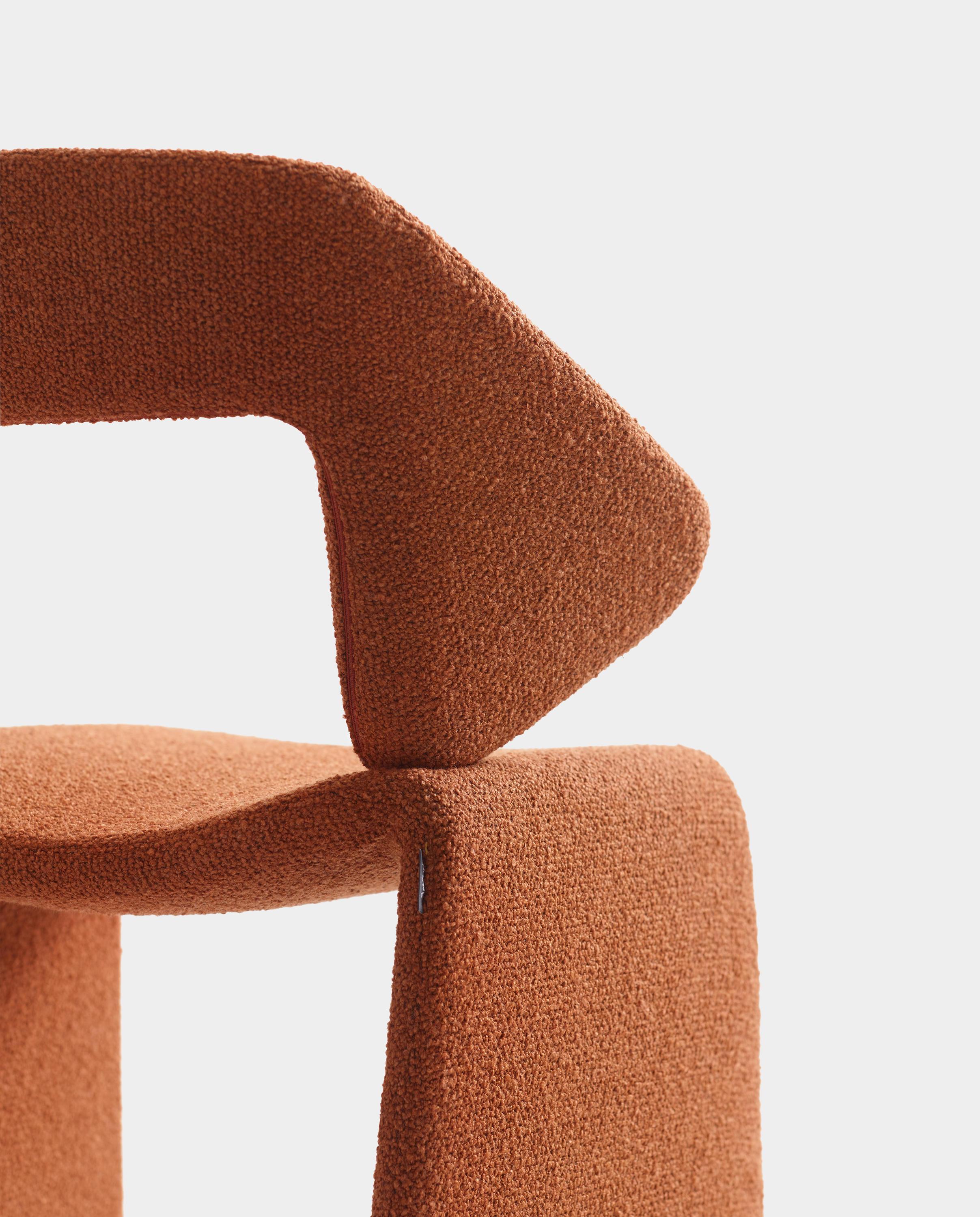 There’s nothing better than making a good first impression that combines professional elegance with an individual personality. With the fully upholstered Suit chair, Monica Förster introduces a new standard of seating comfort for restaurants,