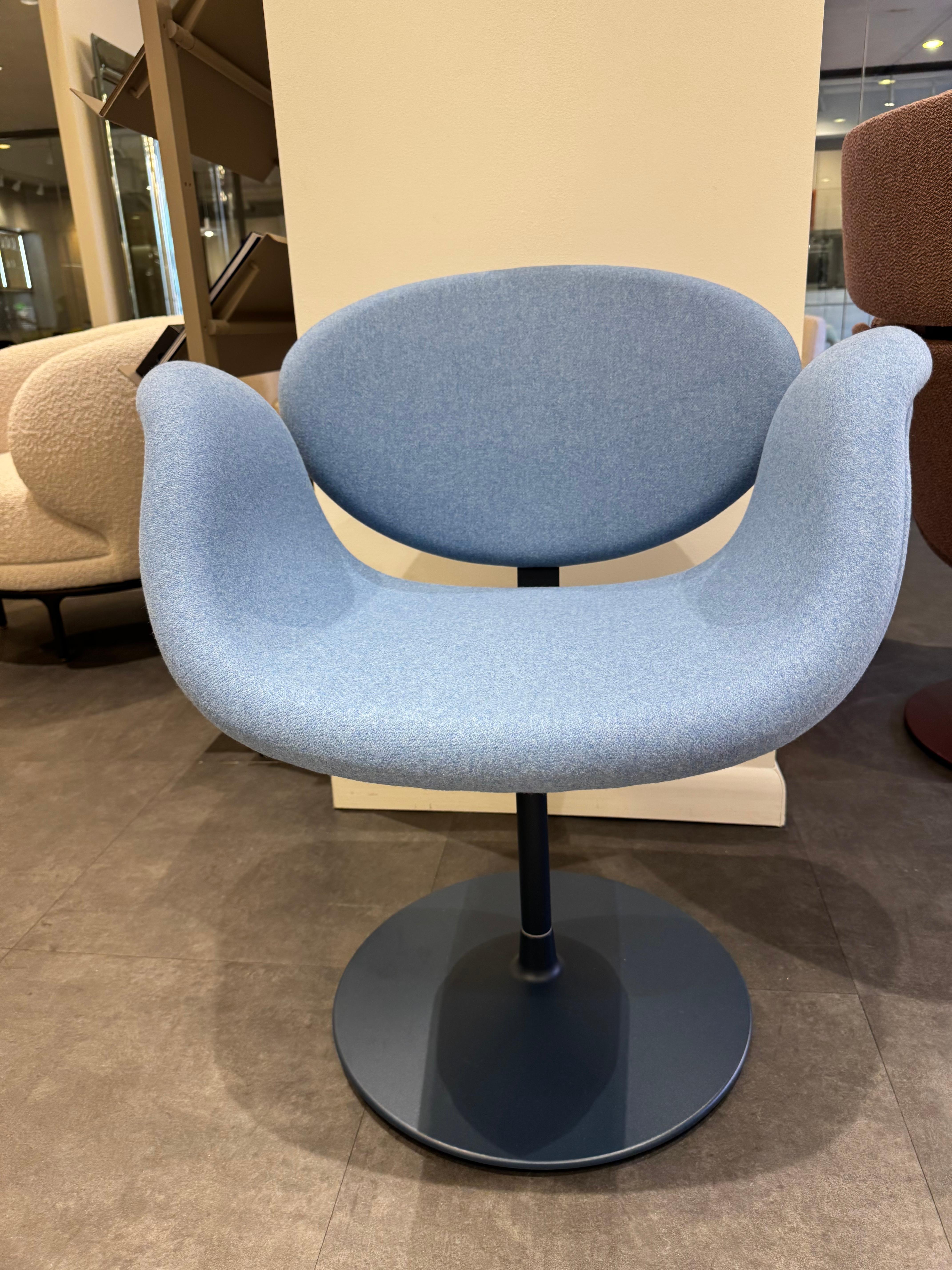 Artifort Little Tulip
Artifort Lana (AA) 582
Light Blue
Base: P39 Grey Blue RAL 5008
(Fine texture)

Designed in the 1960s, the Artifort Tulip collection by Pierre Paulin remains a true Mid-Century Modern icon. A perfect fusion of elegance, comfort