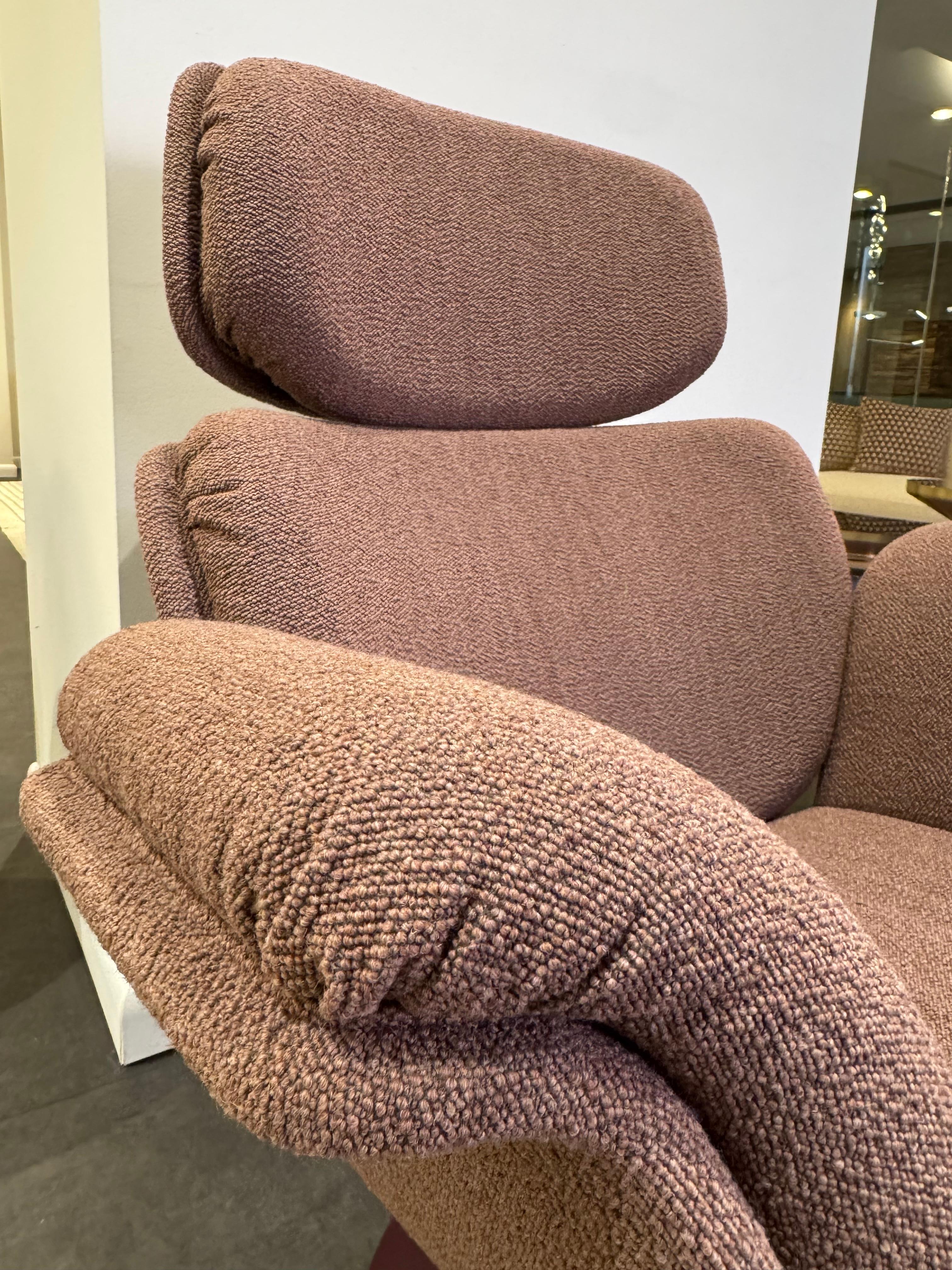 Upholstery Alto (BB) 17
Base: Powder coat
P41 Black Red RAL
3007 (Fine texture)
Base With felt ring at the
bottom


Tulip F550
Design by Pierre Paulin
The Tulip F550, designed by Pierre Paulin, is a true Mid-Century modern classic. The perfect