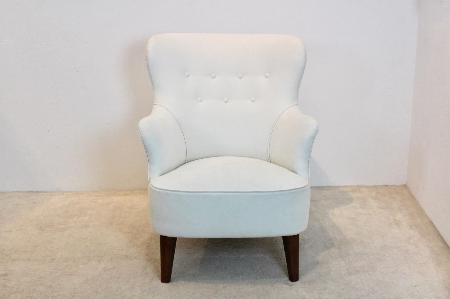 Beautiful Artifort cocktail chair, designed by Theo Ruth in the early fifties. The chair is in unique condition with beautiful snow-white Alcantara upholstery in very good condition. This chair is the so called ‘Lady chair’. We also have a matching