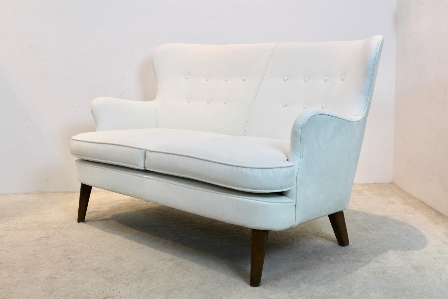 Schönes Artifort Cocktailsofa, entworfen von Theo Ruth in den frühen fünfziger Jahren. Das Sofa befindet sich in einem einzigartigen Zustand mit einem wunderschönen schneeweißen Alcantara-Polster in sehr gutem Zustand. Superbequemes Sitzen und ein