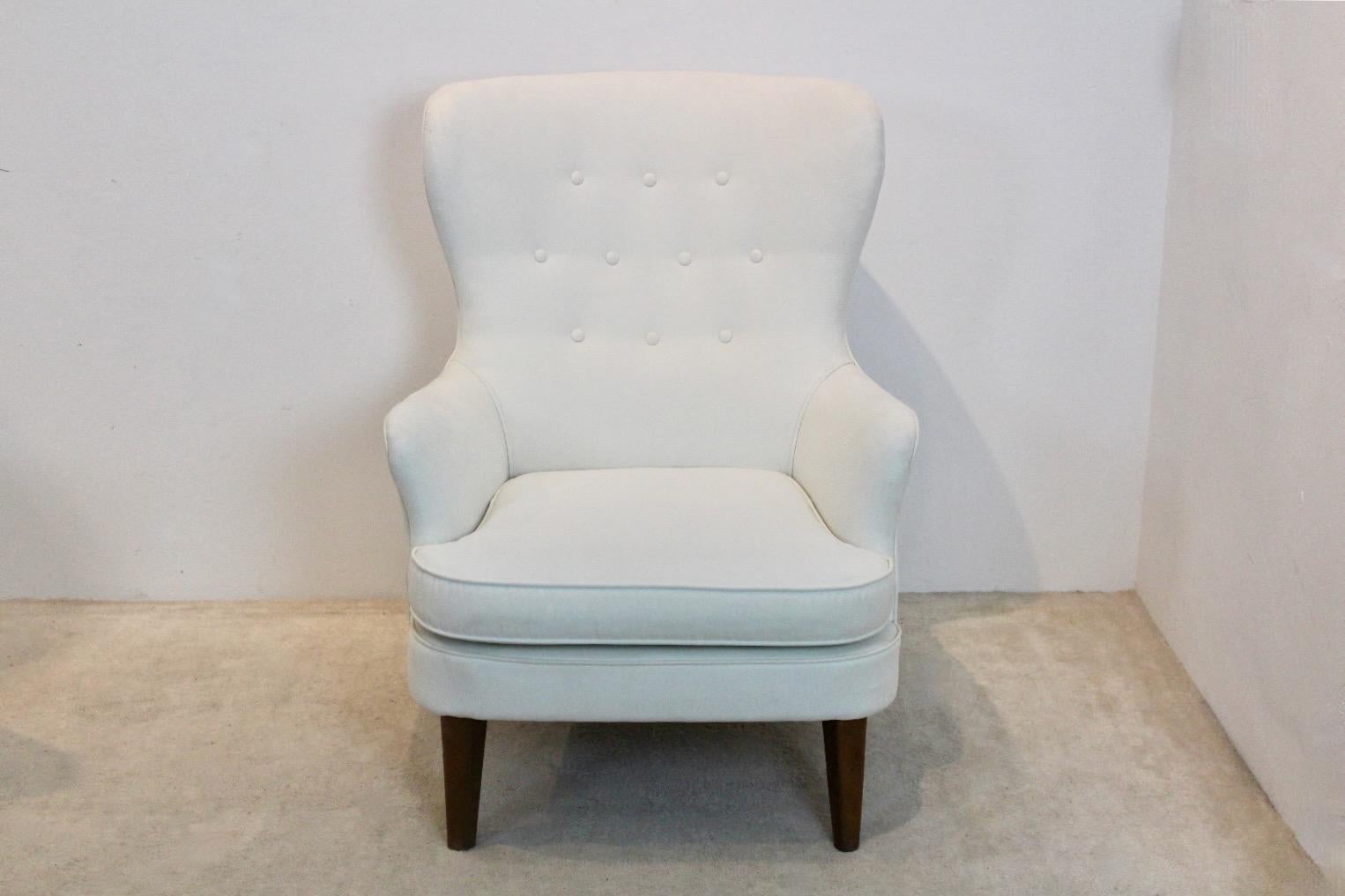 Schöner Artifort Cocktail Chair, entworfen von Theo Ruth in den frühen 1950er Jahren. Der Stuhl befindet sich in einem einzigartigen Zustand mit einer wunderschönen schneeweißen Alcantara-Polsterung in sehr gutem Zustand. Dieser Stuhl ist der so