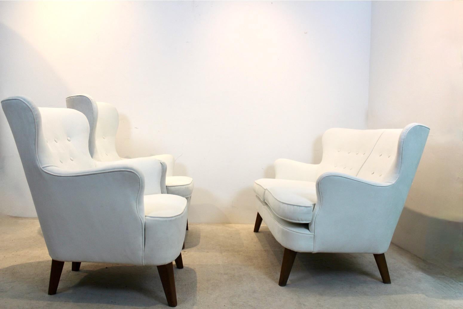 Schönes Artifort-Cocktail-Wohnzimmer-Set, entworfen von Theo Ruth in den frühen fünfziger Jahren. Das Set ist in einem einzigartigen Zustand mit schönen schneeweißen Alcantara-Polstern in sehr gutem Zustand. Die Garnitur besteht aus einem Sofa und