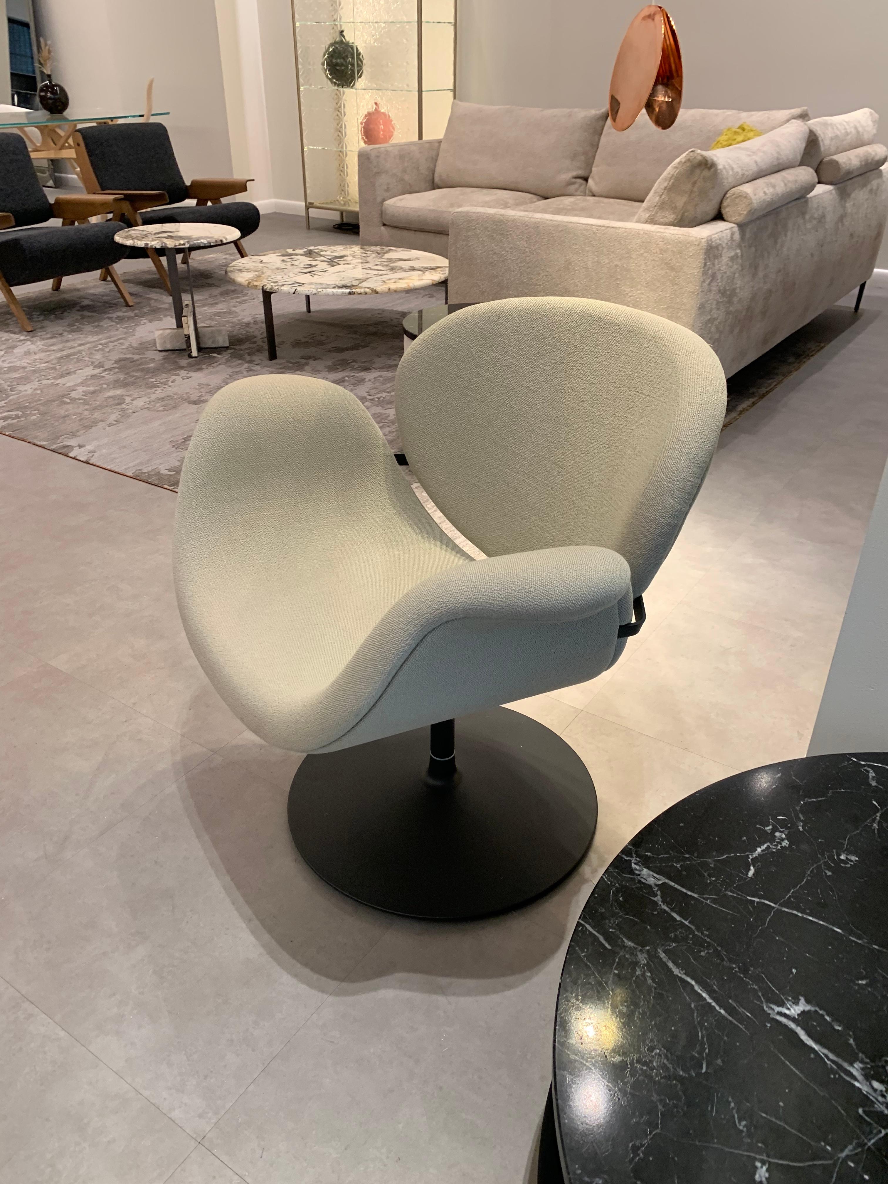 Artifort Tulip Midi Armchair by Pierre Paulin In Excellent Condition In New York, NY