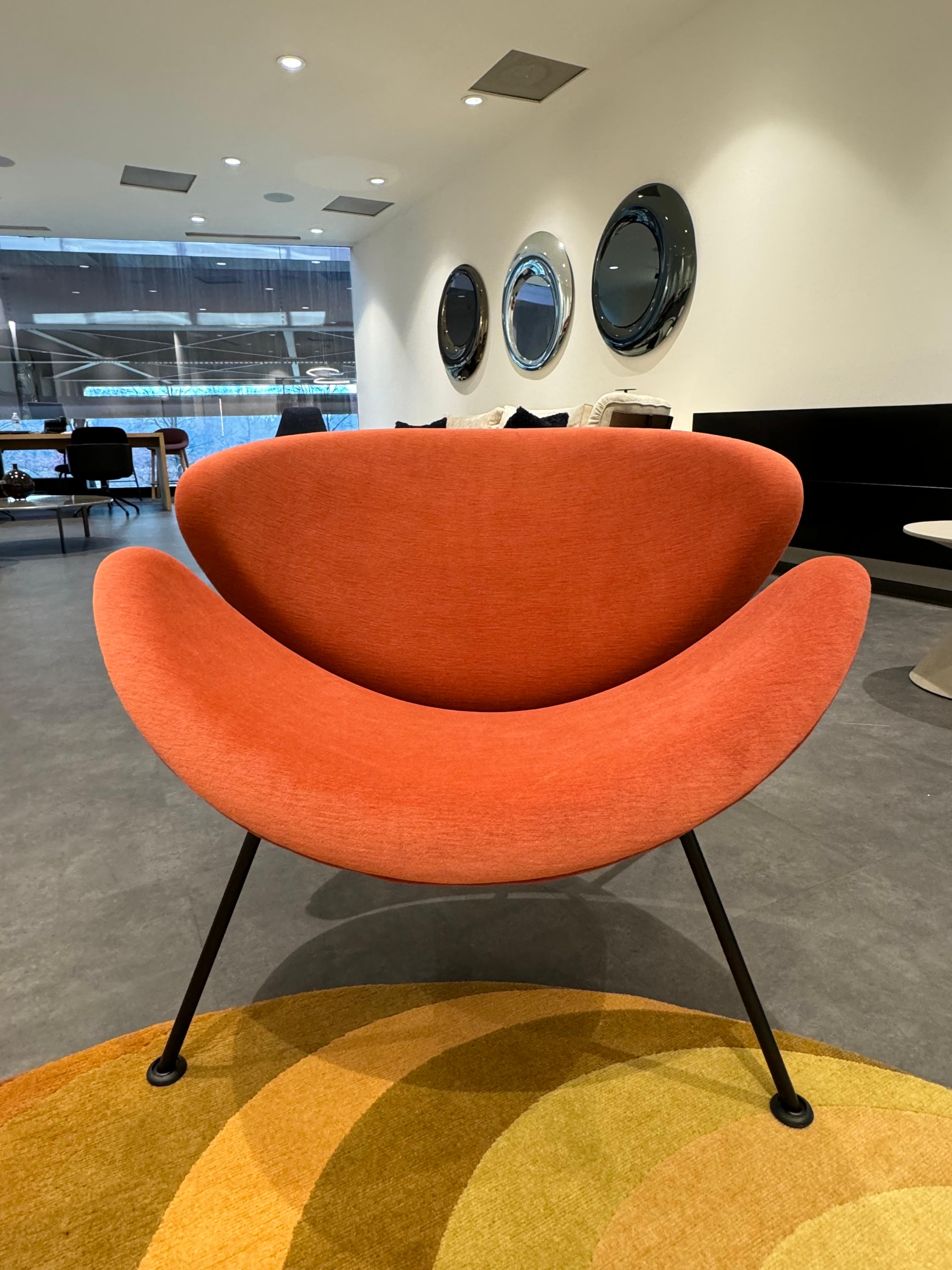 Model F 437 low
Base Powder coat
Fire-retardant foam No
Upholstery Gentle (GG) 0573
Colour of base P10 / Black RAL 9005
(structure)
The orange slice armchair by designer Pierre Paulin is one of the most popular design armchairs in the world. This
