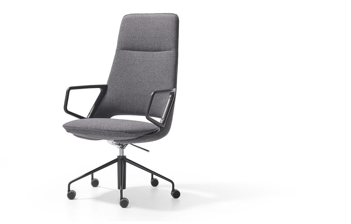 Funktional, komfortabel und raffiniert. Zuma high back ist ein neuer Sessel für Artifort, entworfen vom französischen Designer Patrick Norguet. Ein weicher und einladender, leichter und ergonomischer Sessel, der ursprünglich für Büros und
