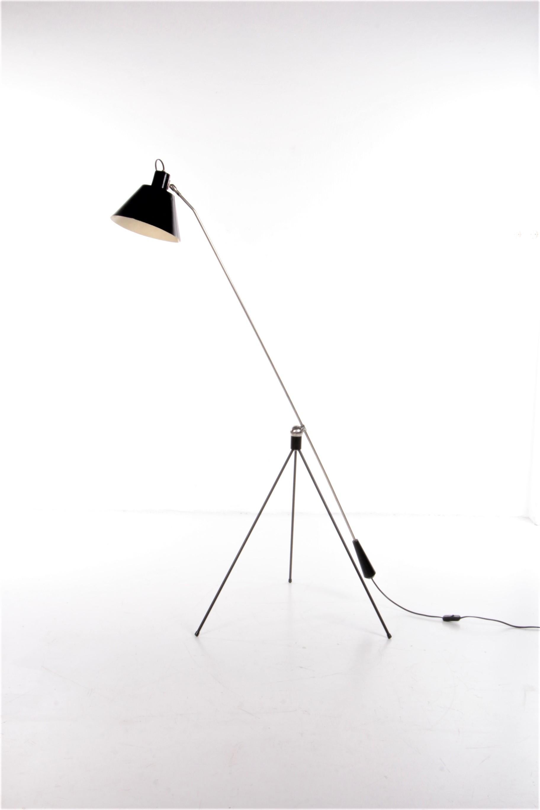 Artiforte Magneto floor lamp design by H. Fillekes 1950s Netherlands


Very rare floor lamp, from the Dutch brand Artiforte, not to be confused with the furniture brand Artifort.
This lamp has only been in production for a very short time and