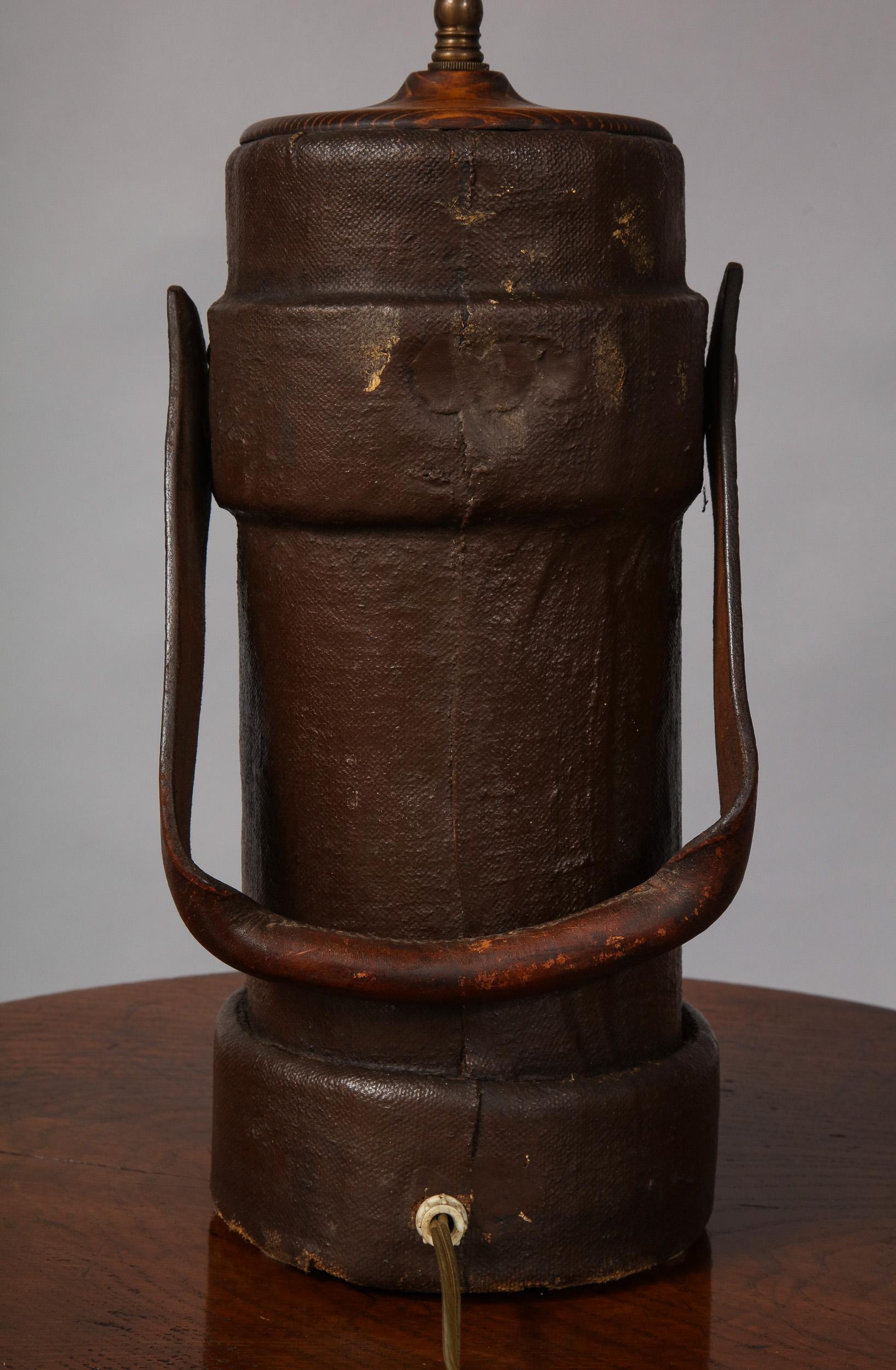 Carrier-Lampe aus der Artillerie (Leder) im Angebot