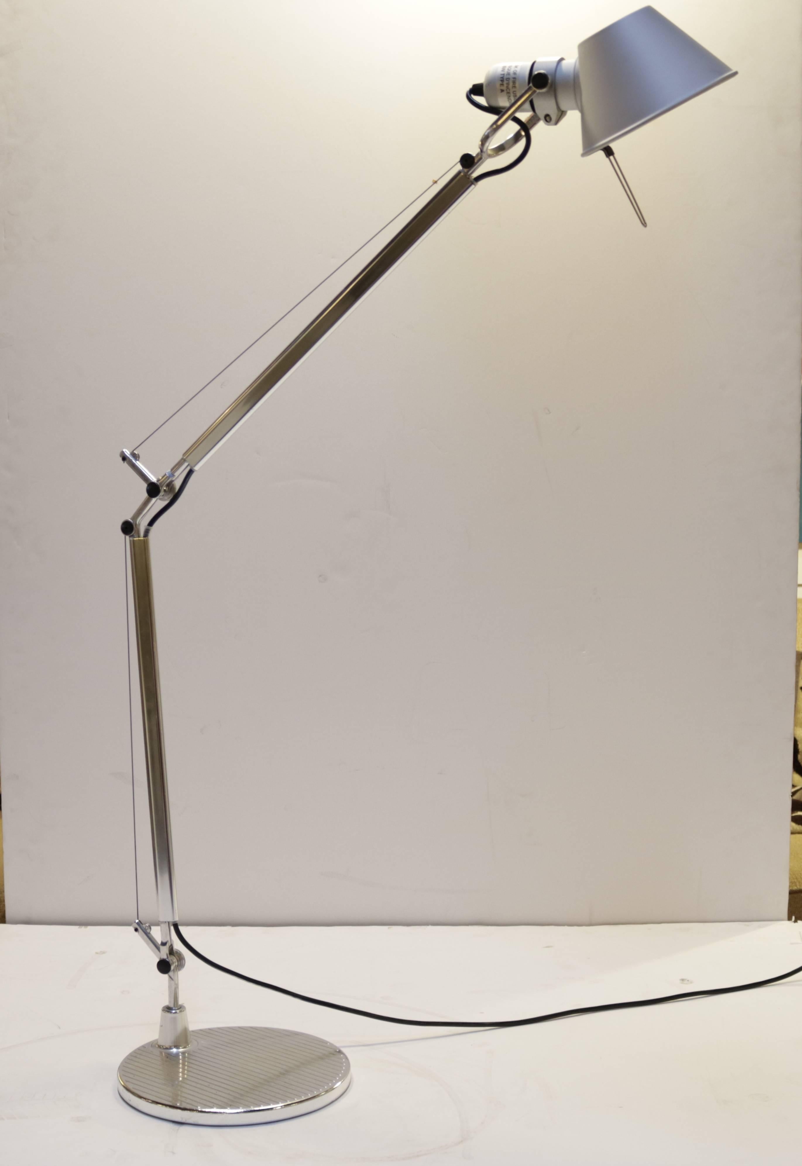 Designed by Italian designer Michele De Lucchi in 1987, this stream-lined desk or floor reading lamp won the Compasso D'Oro Industrial Design award in 1989. It is die-cast aluminium with steel cables.

The shade measures 5.75