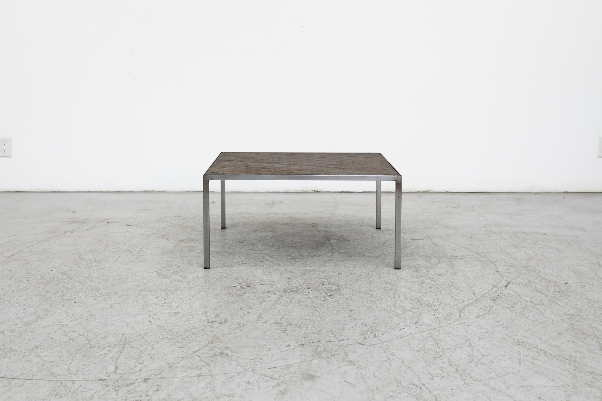 Table basse ou table d'appoint carrée de style Artimeta des années 1960 avec structure chromée et plateau en pierre. En état d'origine, avec une usure visible, y compris des ébréchures et des rayures. L'usure est conforme à son âge et à son