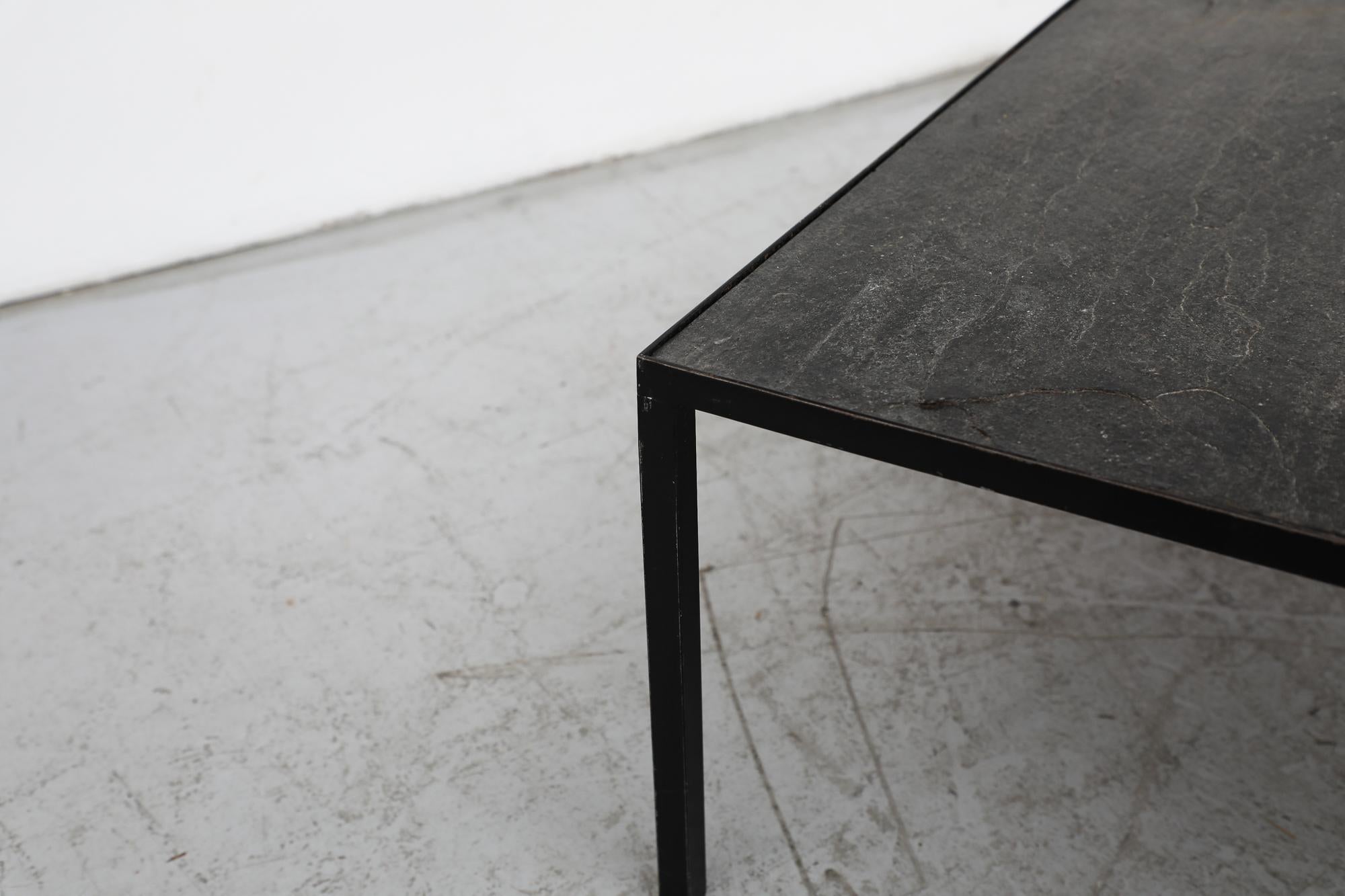 Table basse Artimeta avec plateau en pierre et cadre émaillé noir en vente 2