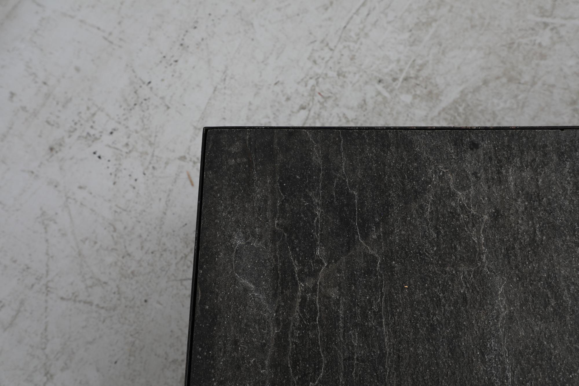 Artimeta Couchtisch mit Steinplatte und schwarz emailliertem Rahmen im Angebot 3