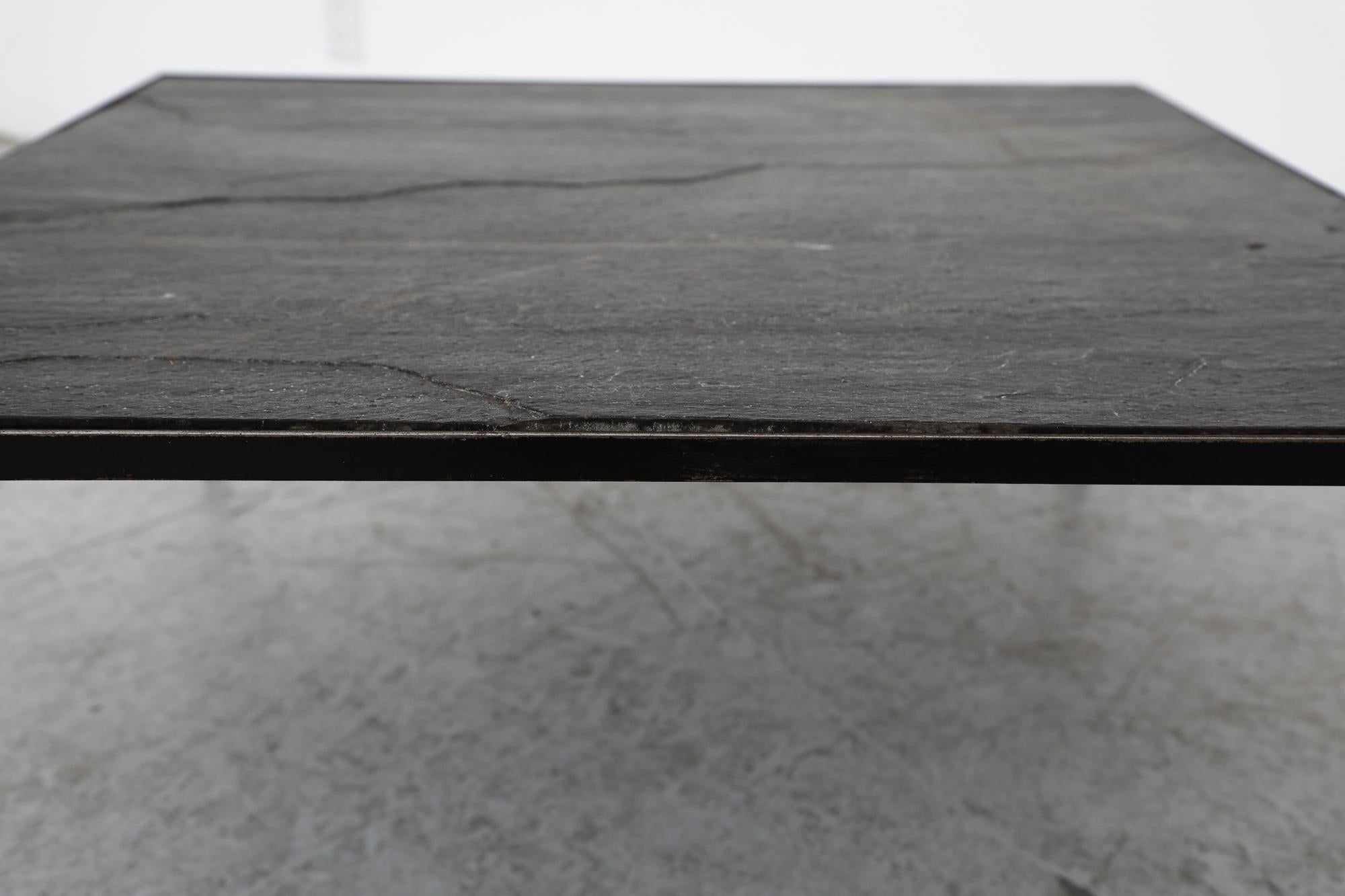 Table basse Artimeta avec plateau en pierre et cadre émaillé noir en vente 4