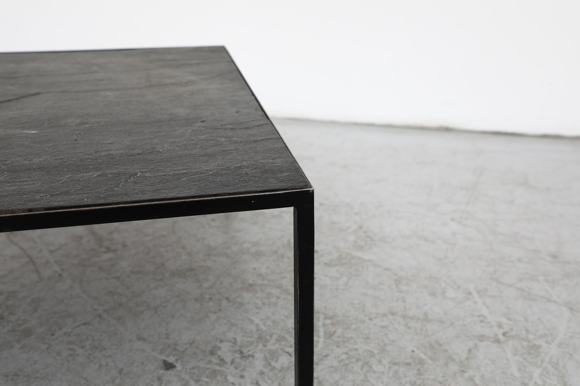 Table basse Artimeta avec plateau en pierre et cadre émaillé noir en vente 5