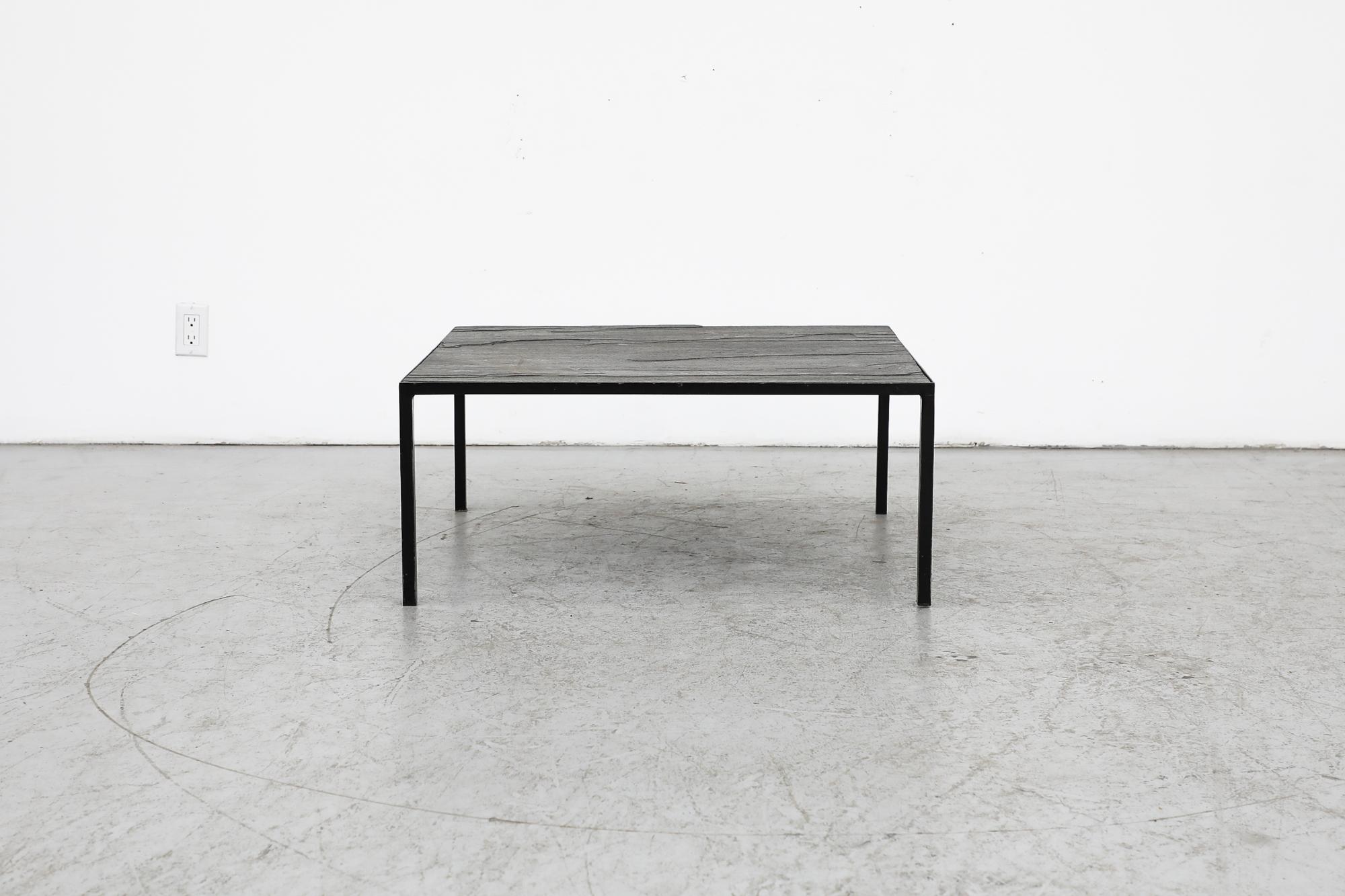 Table basse ou table d'appoint carrée Artimeta des années 1960, avec une fine structure en métal émaillé noir et un plateau en pierre noire. En état d'origine, avec une usure visible, y compris des ébréchures et des rayures. L'usure est conforme à