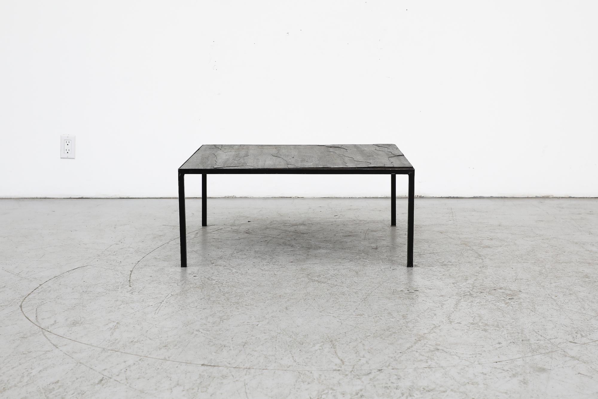 Néerlandais Table basse Artimeta avec plateau en pierre et cadre émaillé noir en vente