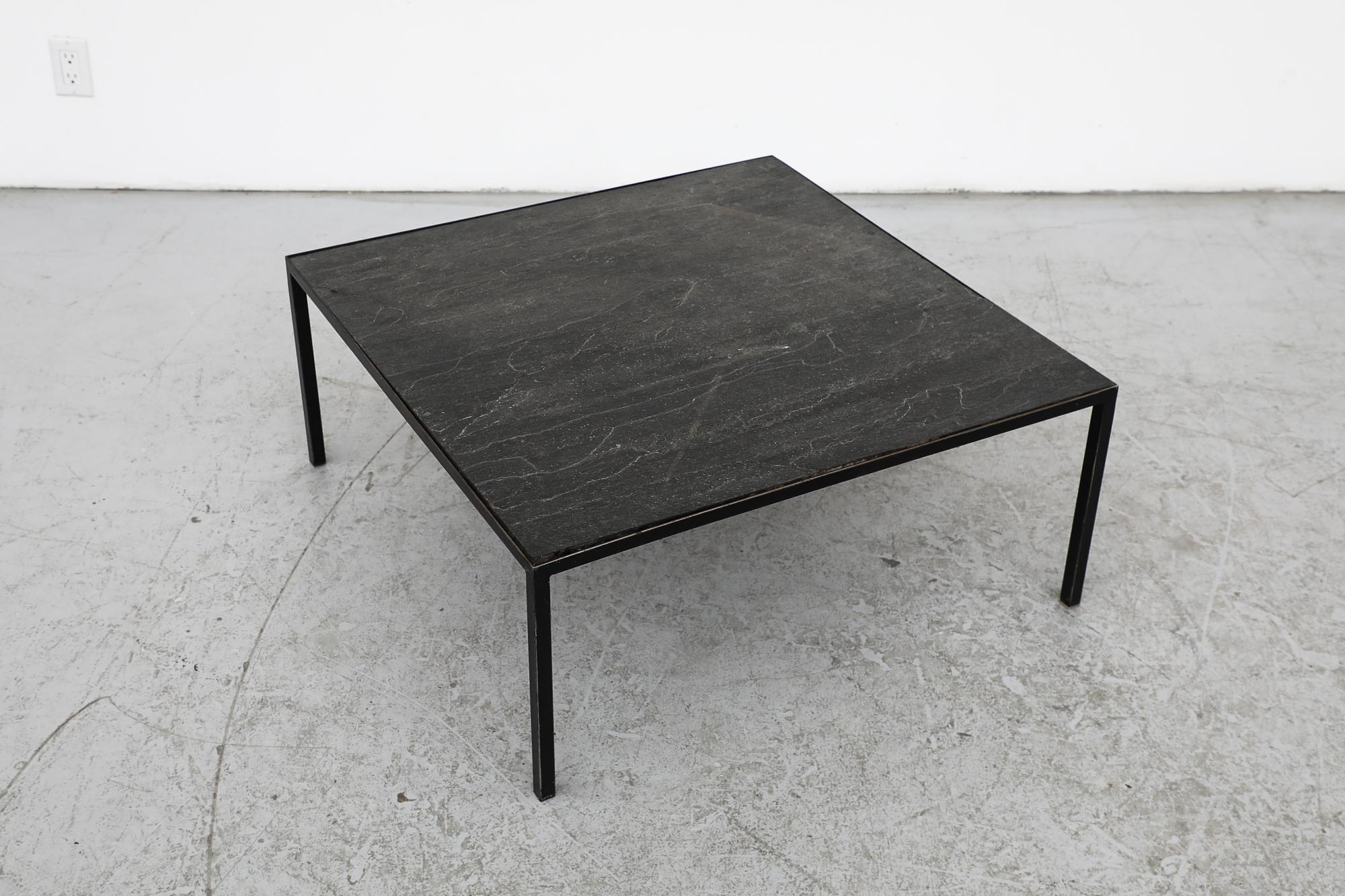 Table basse Artimeta avec plateau en pierre et cadre émaillé noir Bon état - En vente à Los Angeles, CA