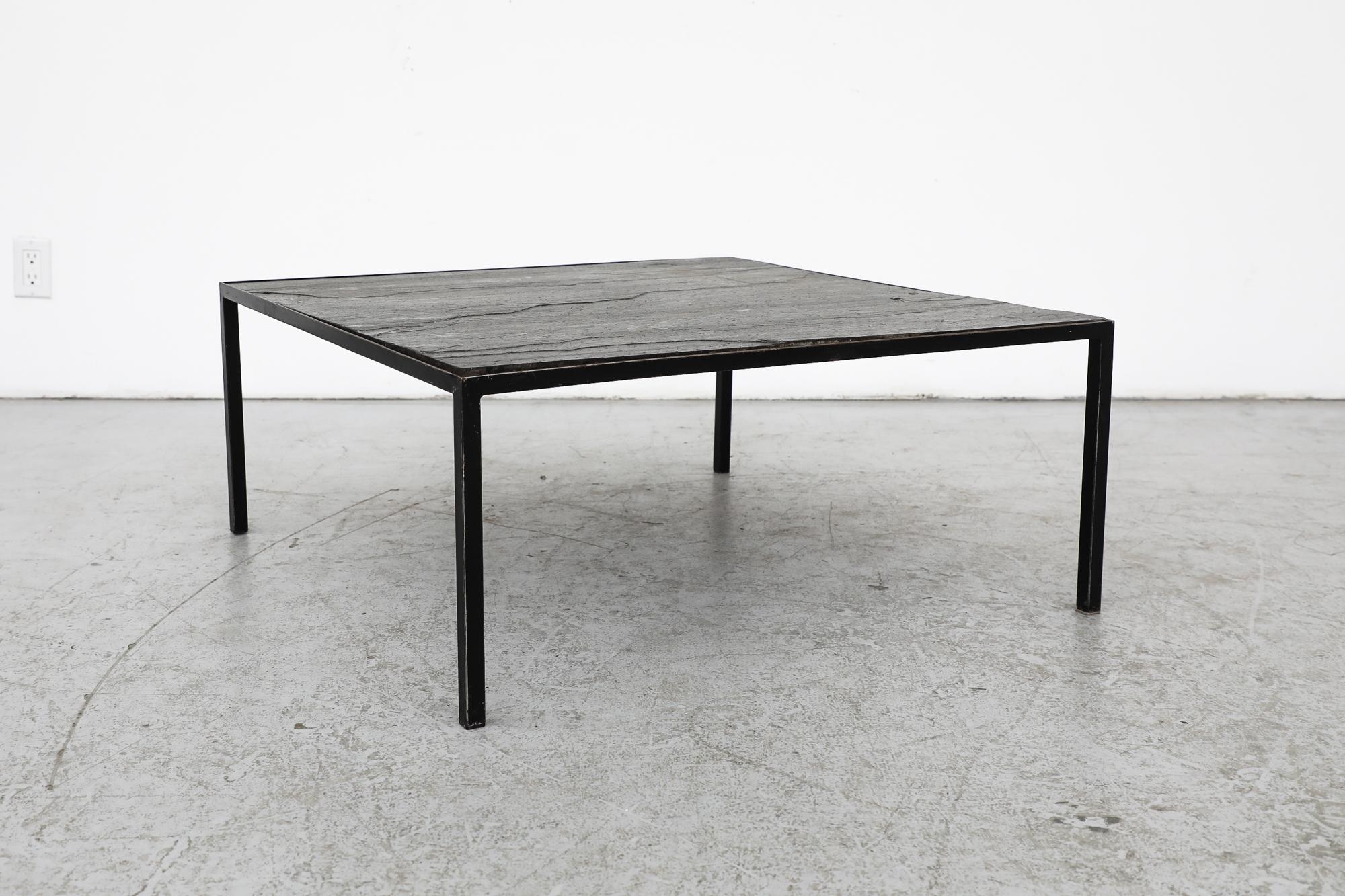 Milieu du XXe siècle Table basse Artimeta avec plateau en pierre et cadre émaillé noir en vente