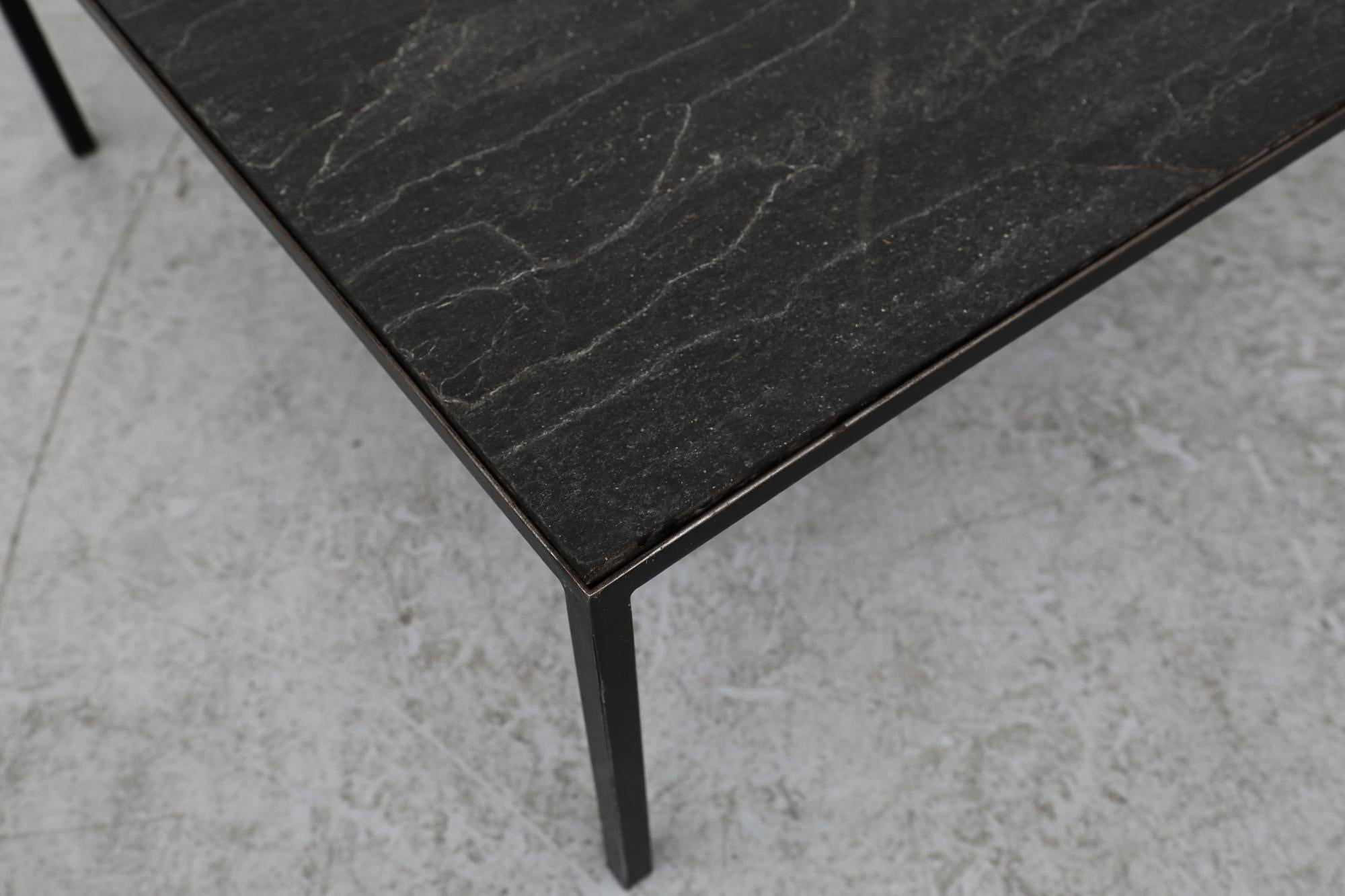 Métal Table basse Artimeta avec plateau en pierre et cadre émaillé noir en vente