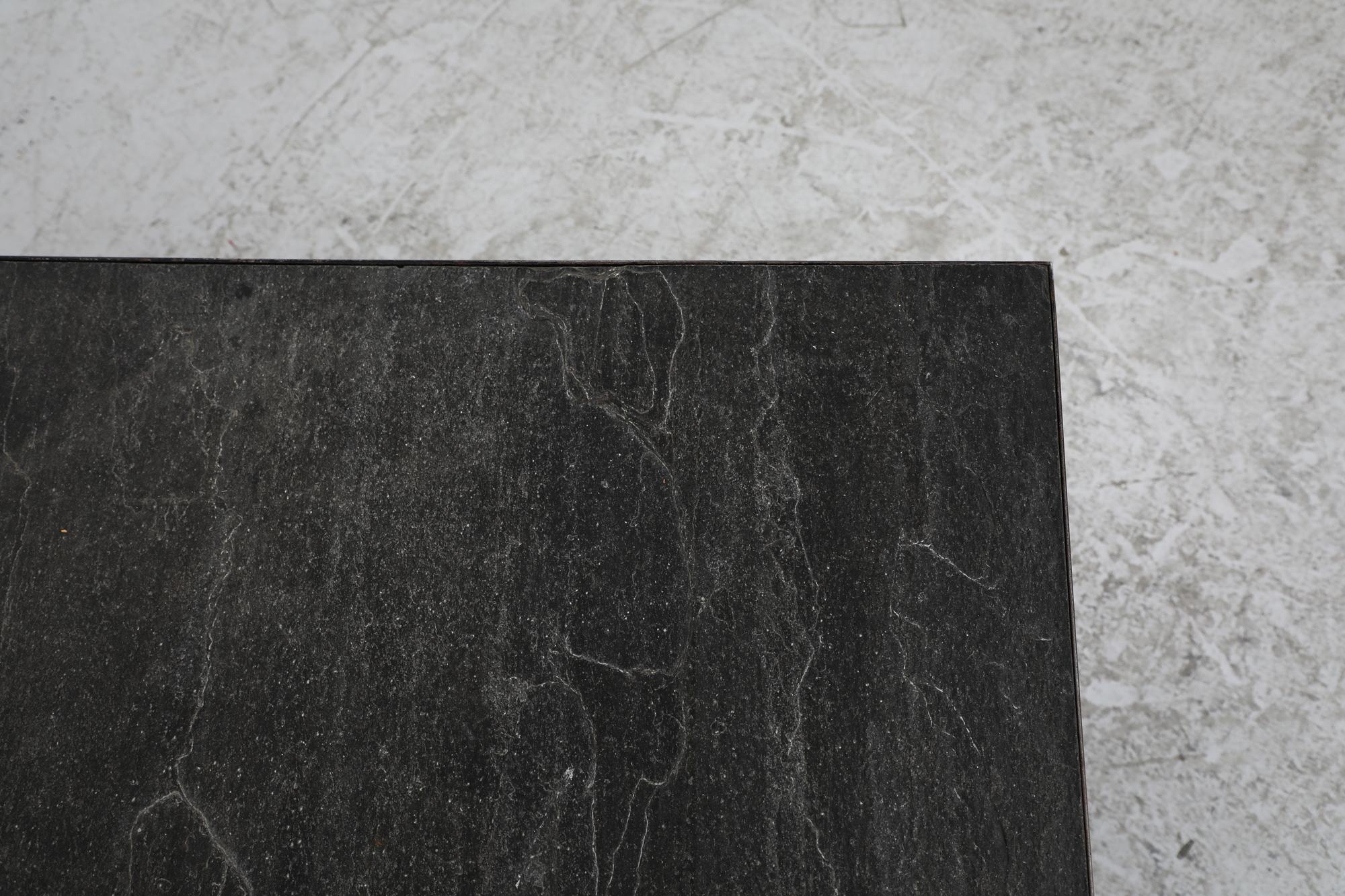 Table basse Artimeta avec plateau en pierre et cadre émaillé noir en vente 1