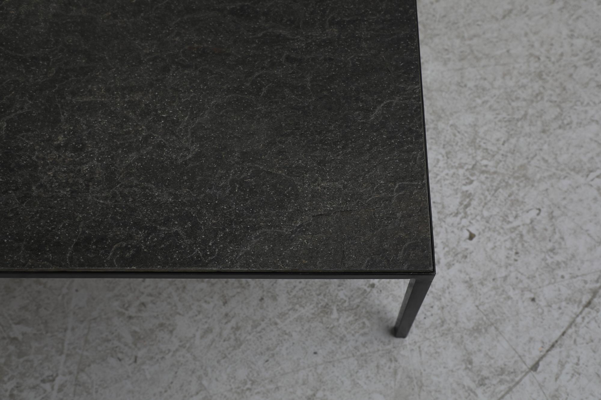 Artimeta Table basse rectangulaire avec plateau en pierre et cadre émaillé noir en vente 3