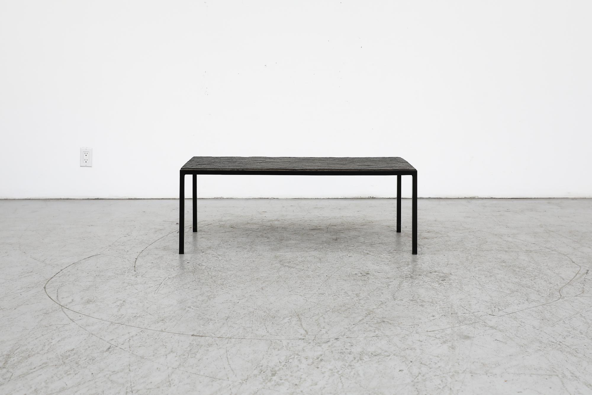 Table basse ou table d'appoint rectangulaire hollandaise des années 1960, fabriquée par Artimeta, avec une fine structure en métal émaillé noir et un plateau en pierre noire.  On pense qu'il s'agit d'un design de Floris Fiedeldij
En état d'origine,