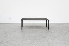 Mesa de centro rectangular Artimeta con tapa de piedra insertada y marco esmaltado en negro