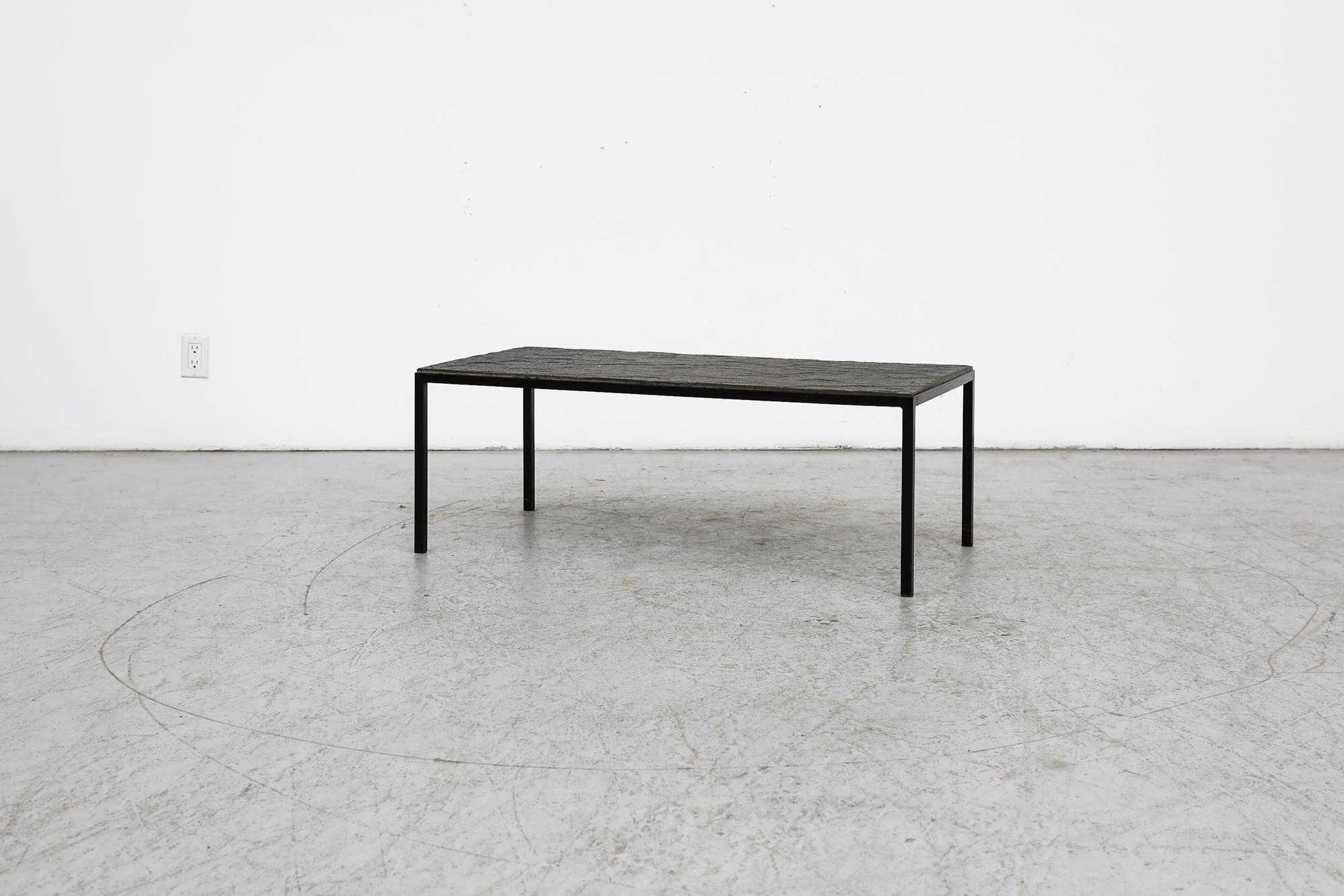 Mid-Century Modern Artimeta Table basse rectangulaire avec plateau en pierre et cadre émaillé noir en vente
