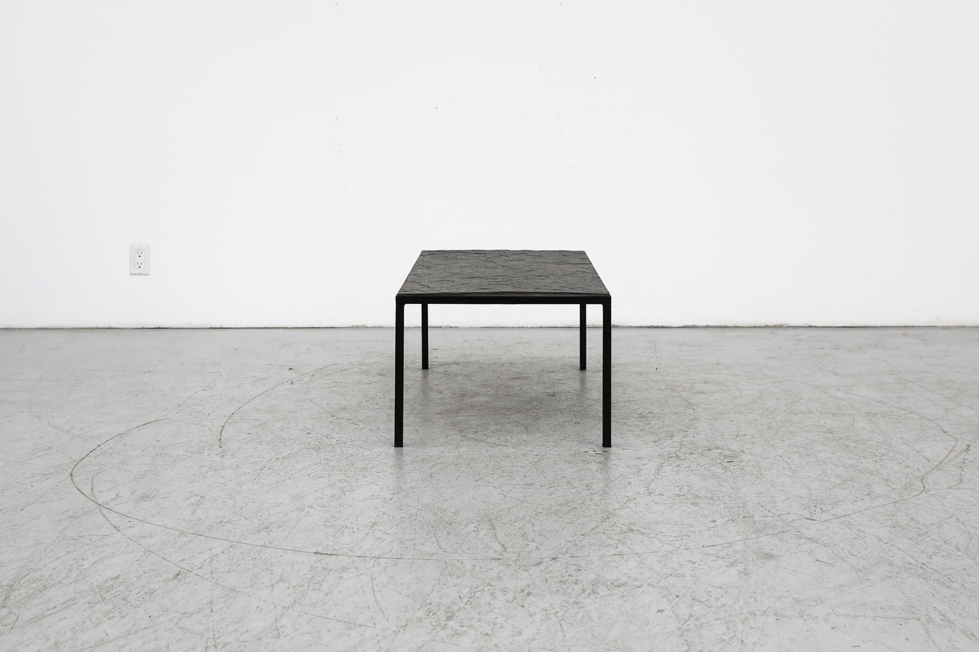 Néerlandais Artimeta Table basse rectangulaire avec plateau en pierre et cadre émaillé noir en vente