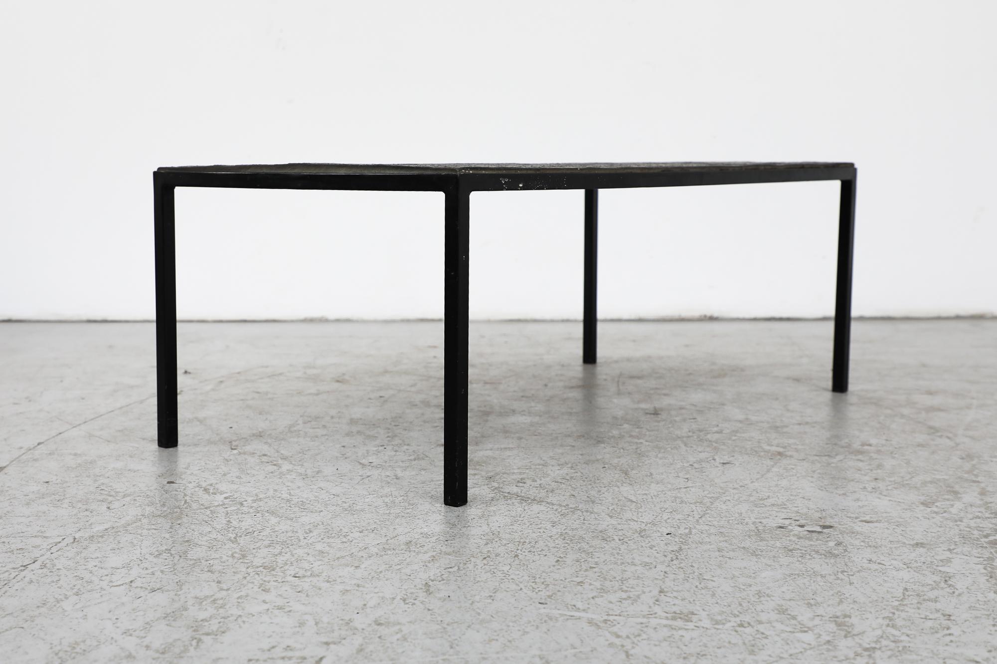 Milieu du XXe siècle Artimeta Table basse rectangulaire avec plateau en pierre et cadre émaillé noir en vente