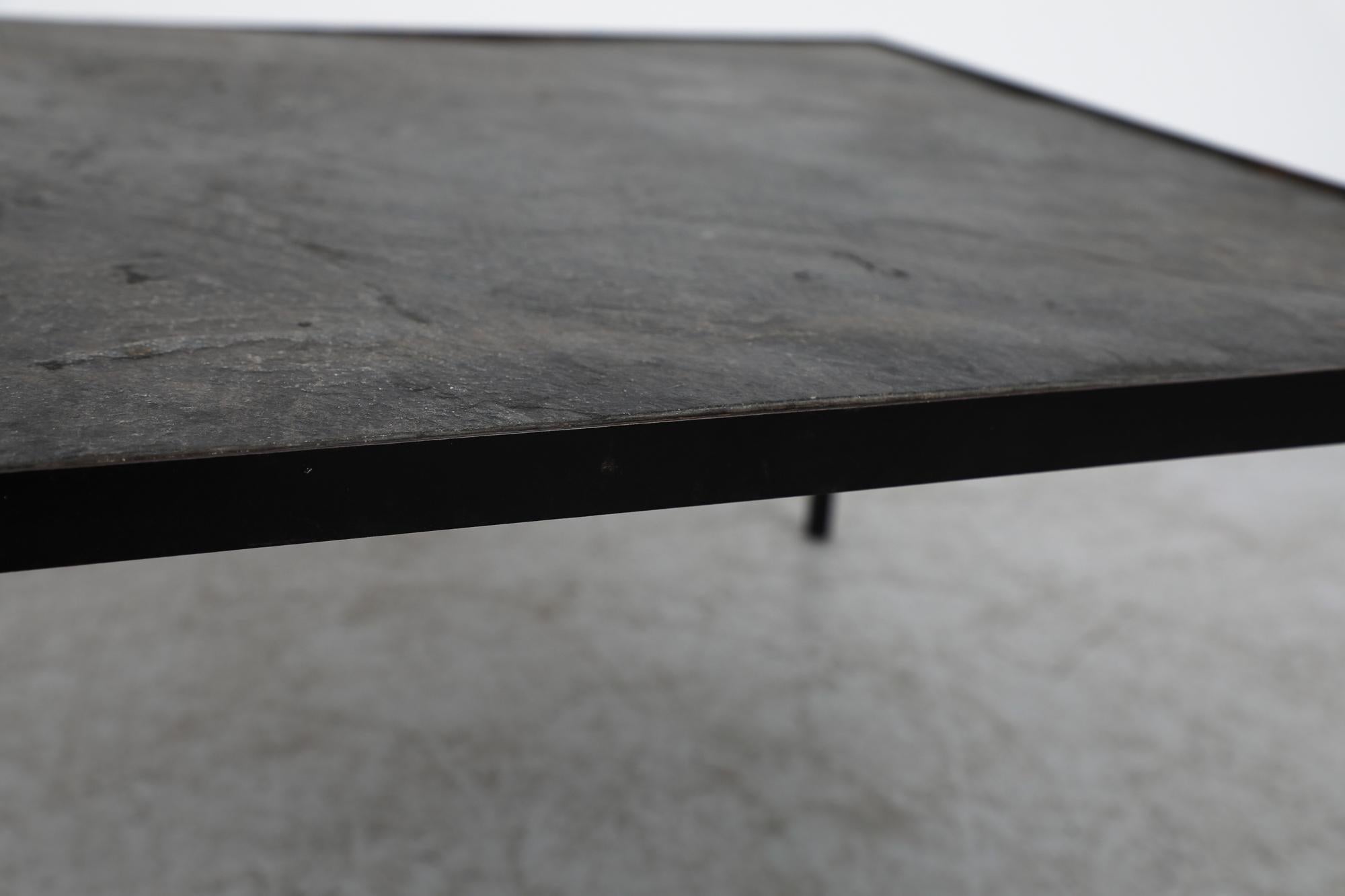 Table basse Artimeta avec base émaillée noire en vente 2