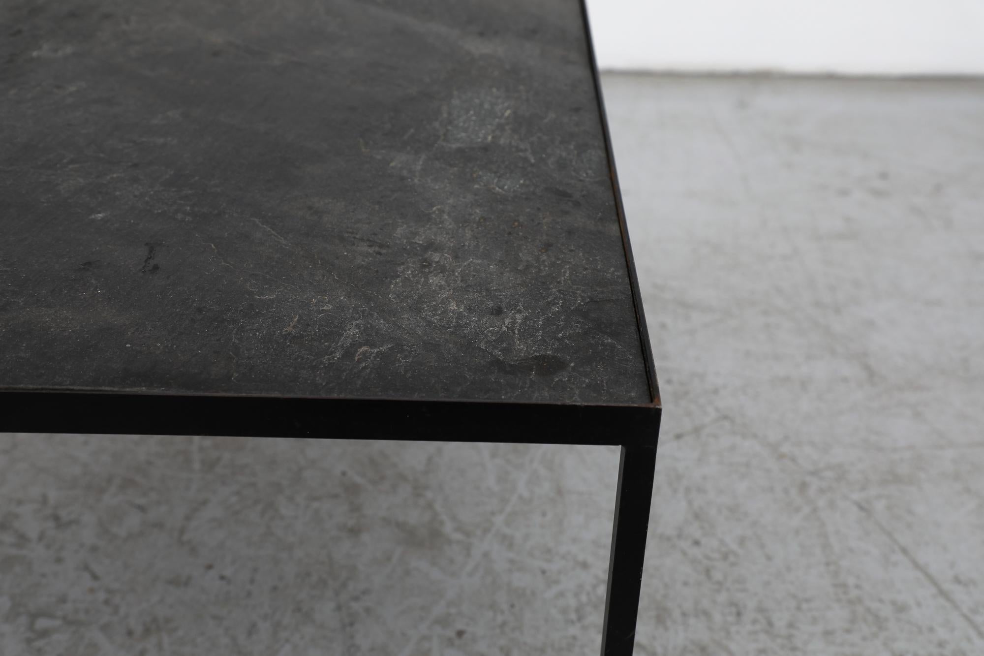 Table basse Artimeta avec base émaillée noire Bon état - En vente à Los Angeles, CA