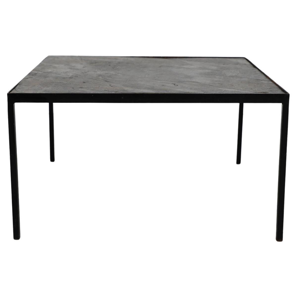 Mesa baja Artimeta con tapa de piedra y base esmaltada en negro