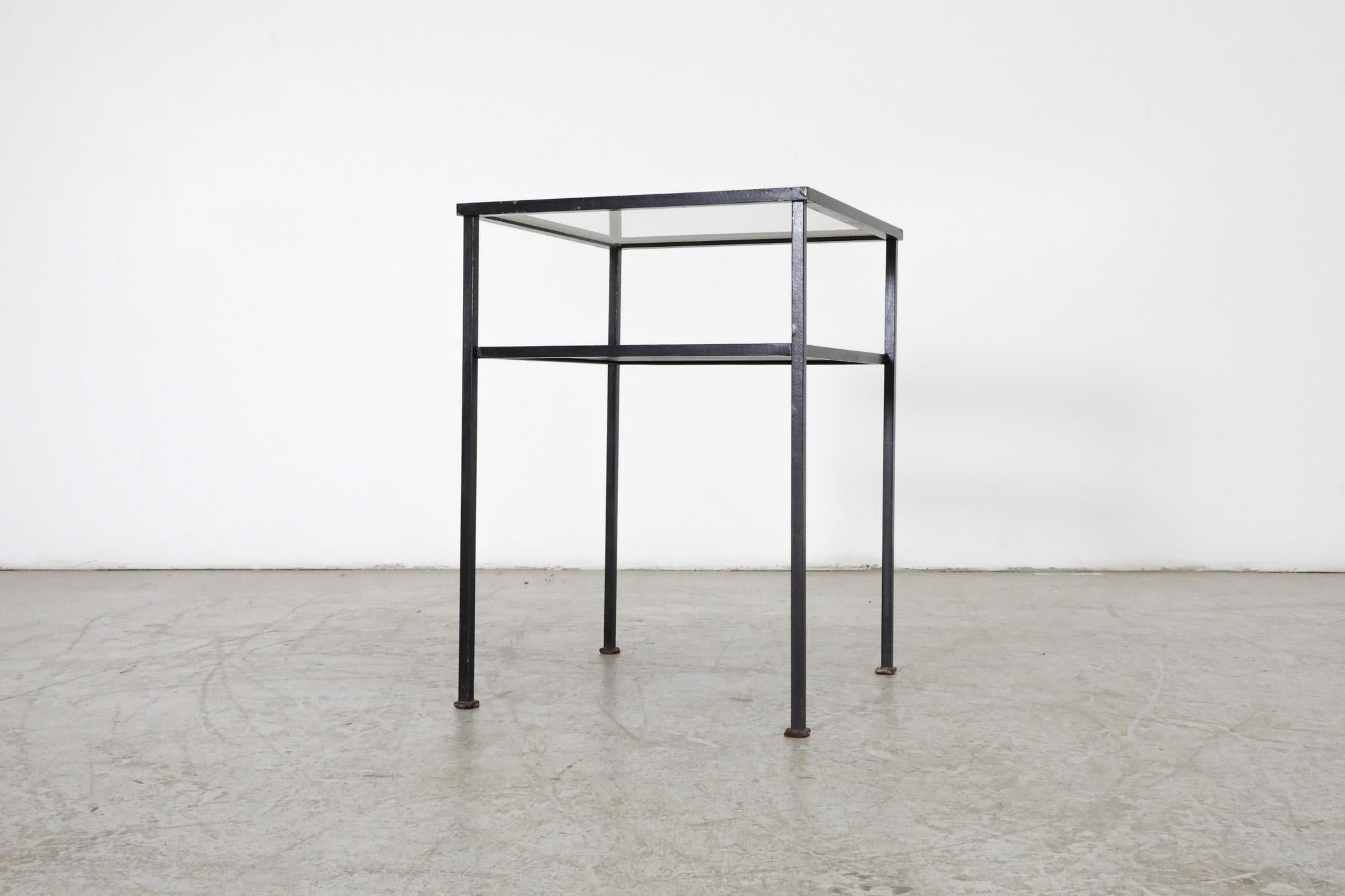 Néerlandais Artimeta Table d'appoint à deux niveaux en verre et métal noir et blanc en vente