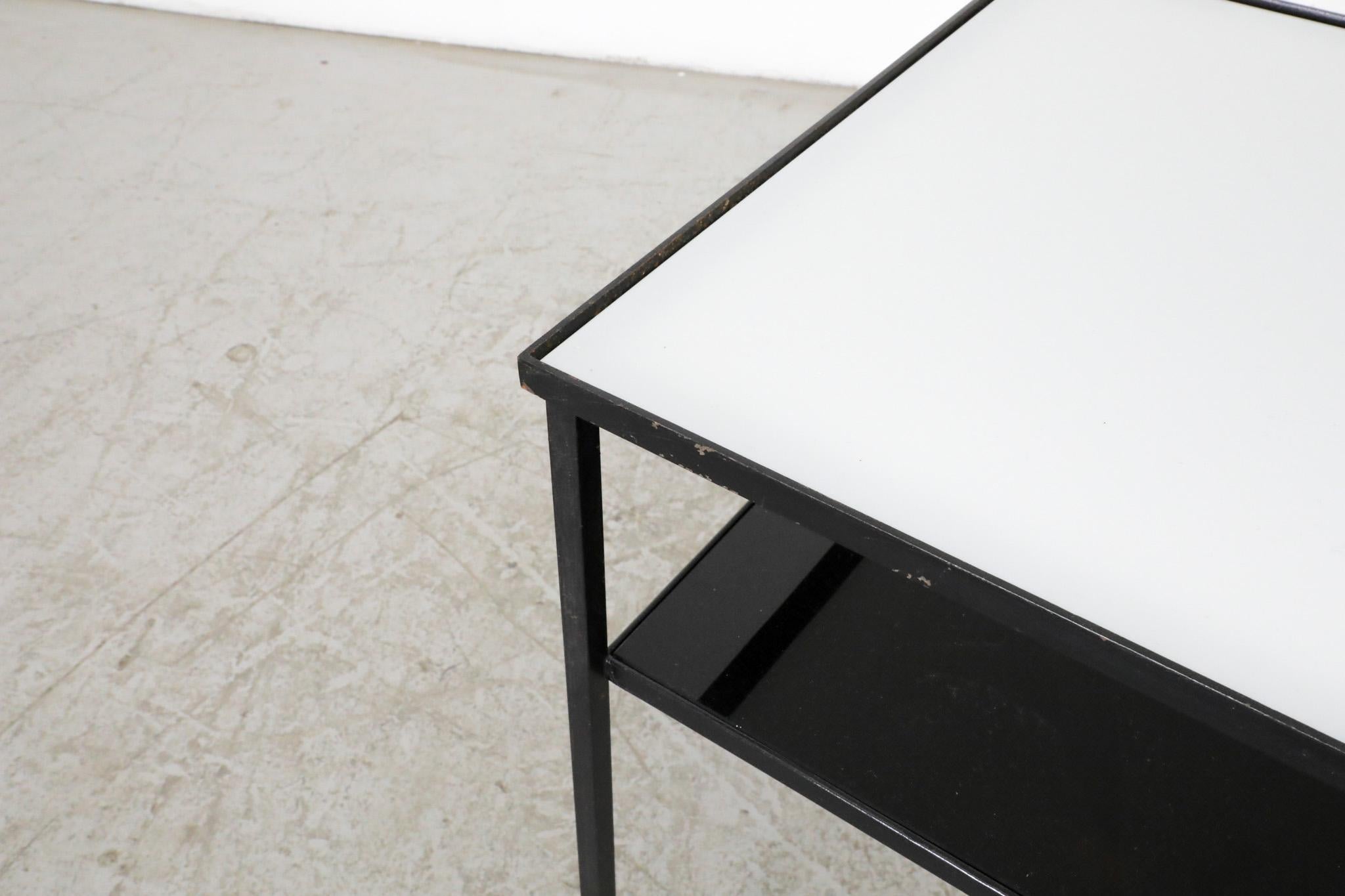 Milieu du XXe siècle Artimeta Table d'appoint à deux niveaux en verre et métal noir et blanc en vente