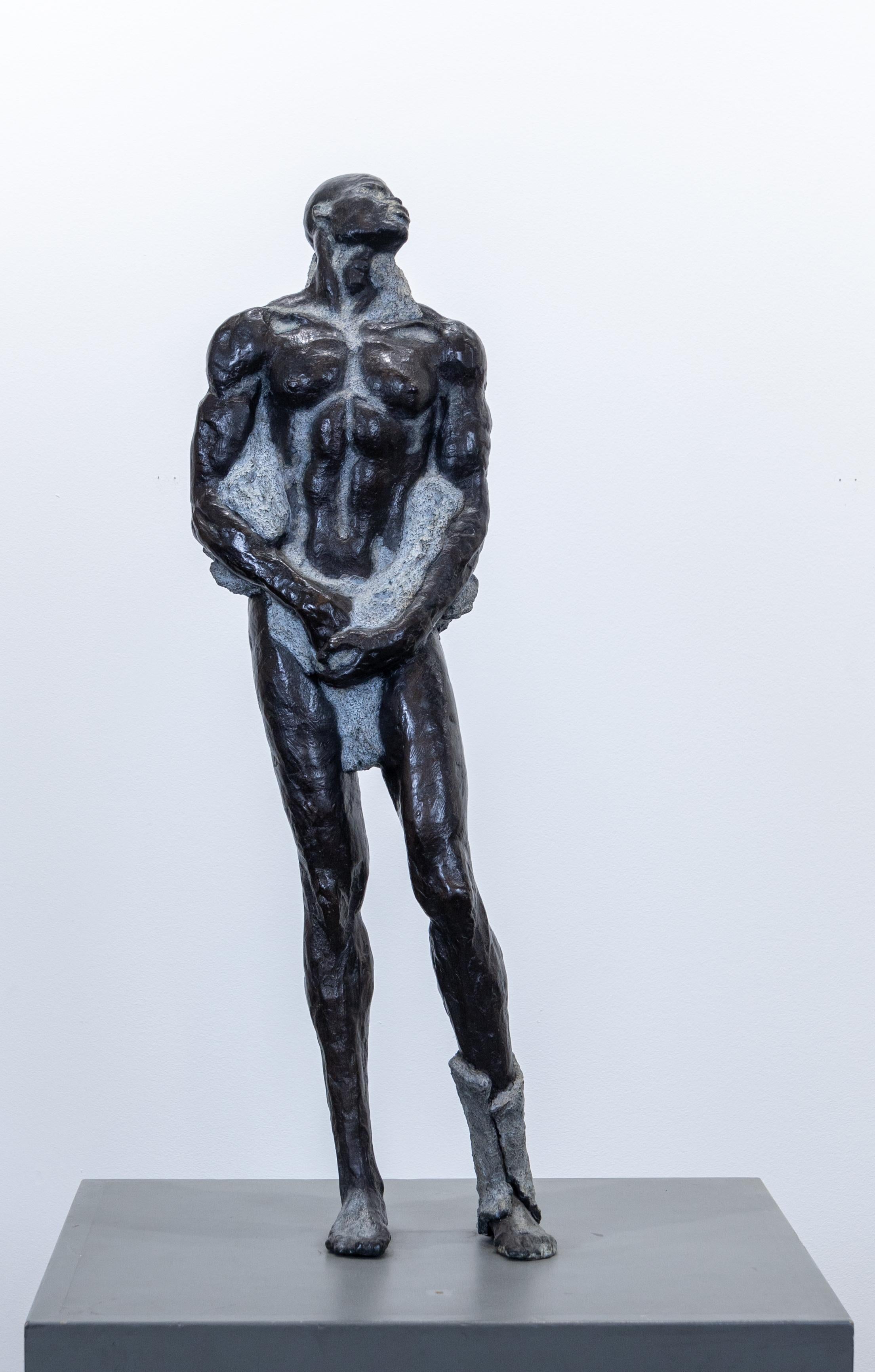 "Primo uomo emergente" Scultura in bronzo, figura maschile, conchiglia in ceramica, resina