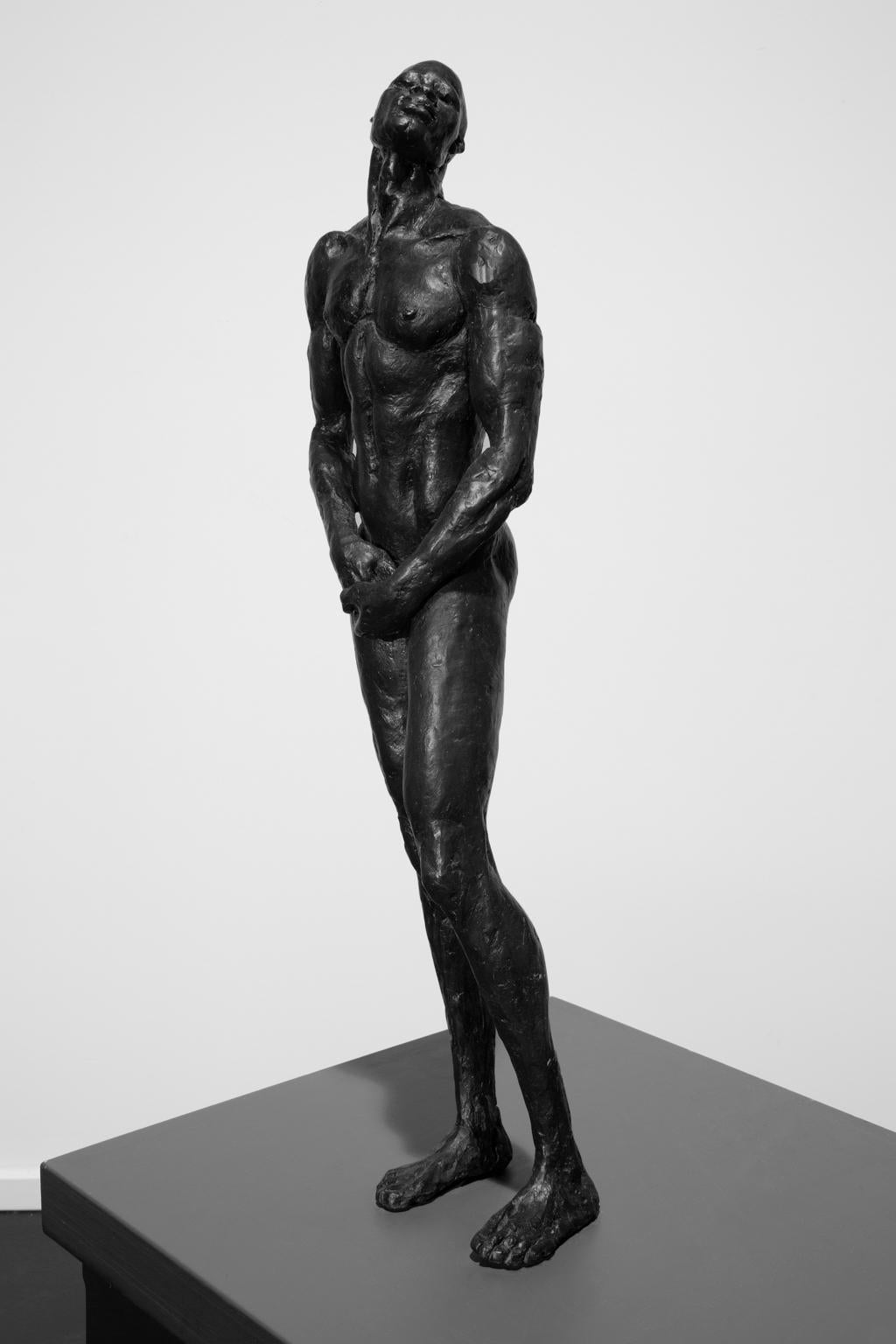 « Première homme »  Sculpture masculine nue en bronze à patine noire en vente 2