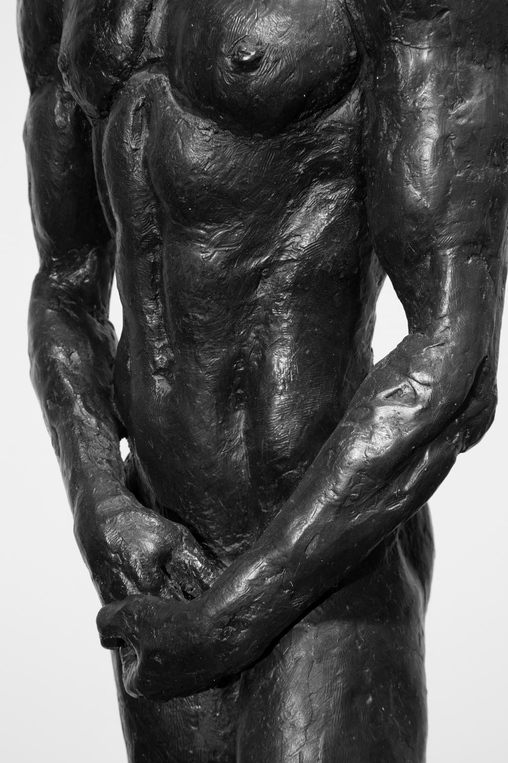 « Première homme »  Sculpture masculine nue en bronze à patine noire en vente 3