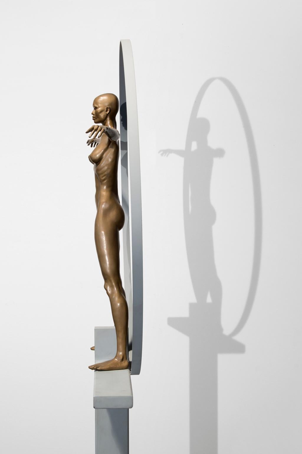 « Nouvelle femme », bronze, femme nue sur le devant, sculpture figurative  - Or Figurative Sculpture par Artis Lane