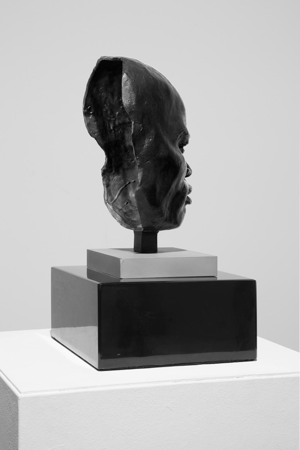 « Masque nubian » Homme, tête, sculpture, bronze - Contemporain Sculpture par Artis Lane