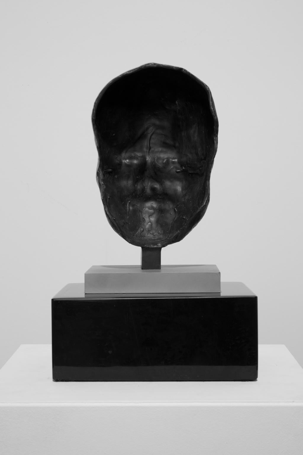 « Masque nubian » Homme, tête, sculpture, bronze - Or Figurative Sculpture par Artis Lane